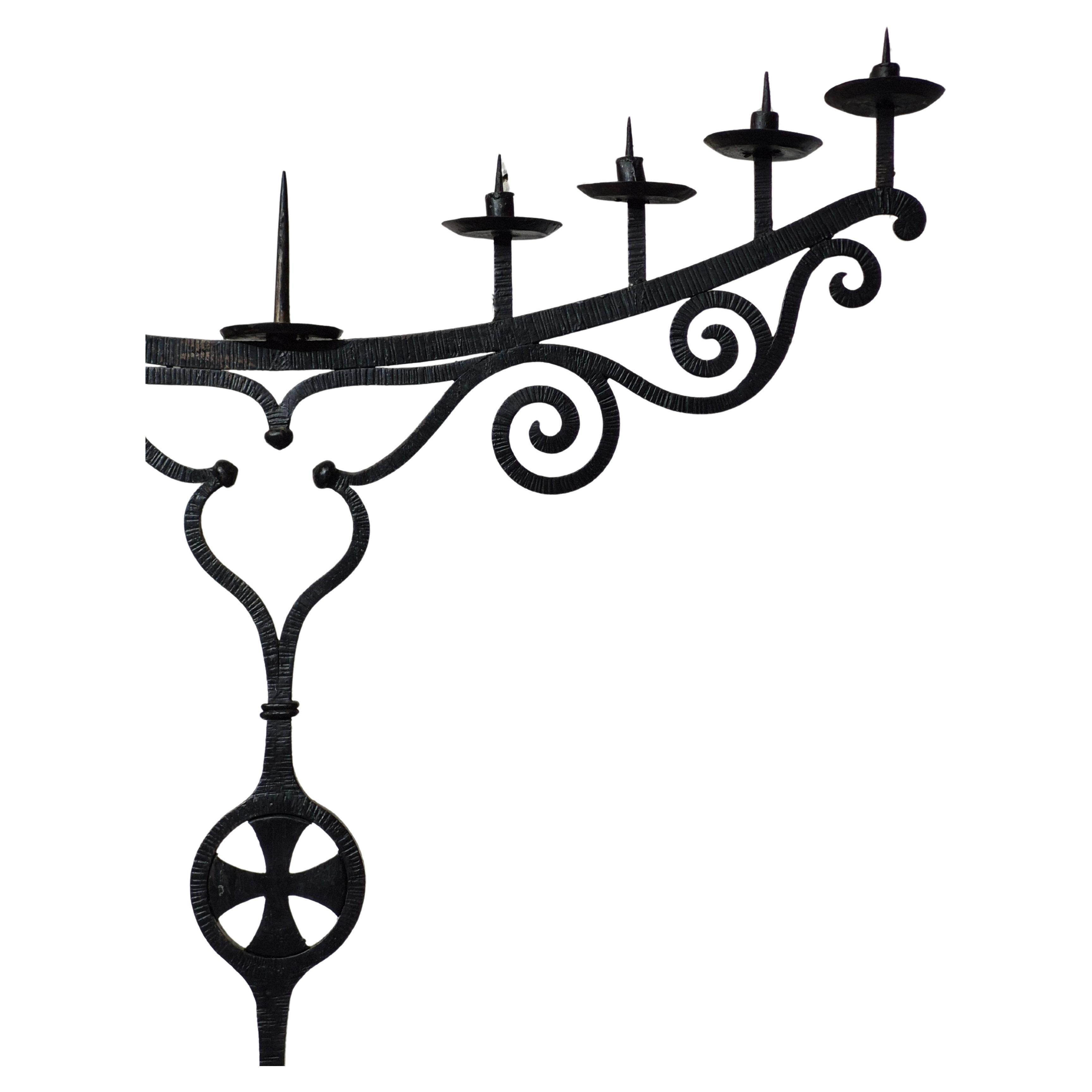 Un enorme portacandele in ferro forgiato in vendita