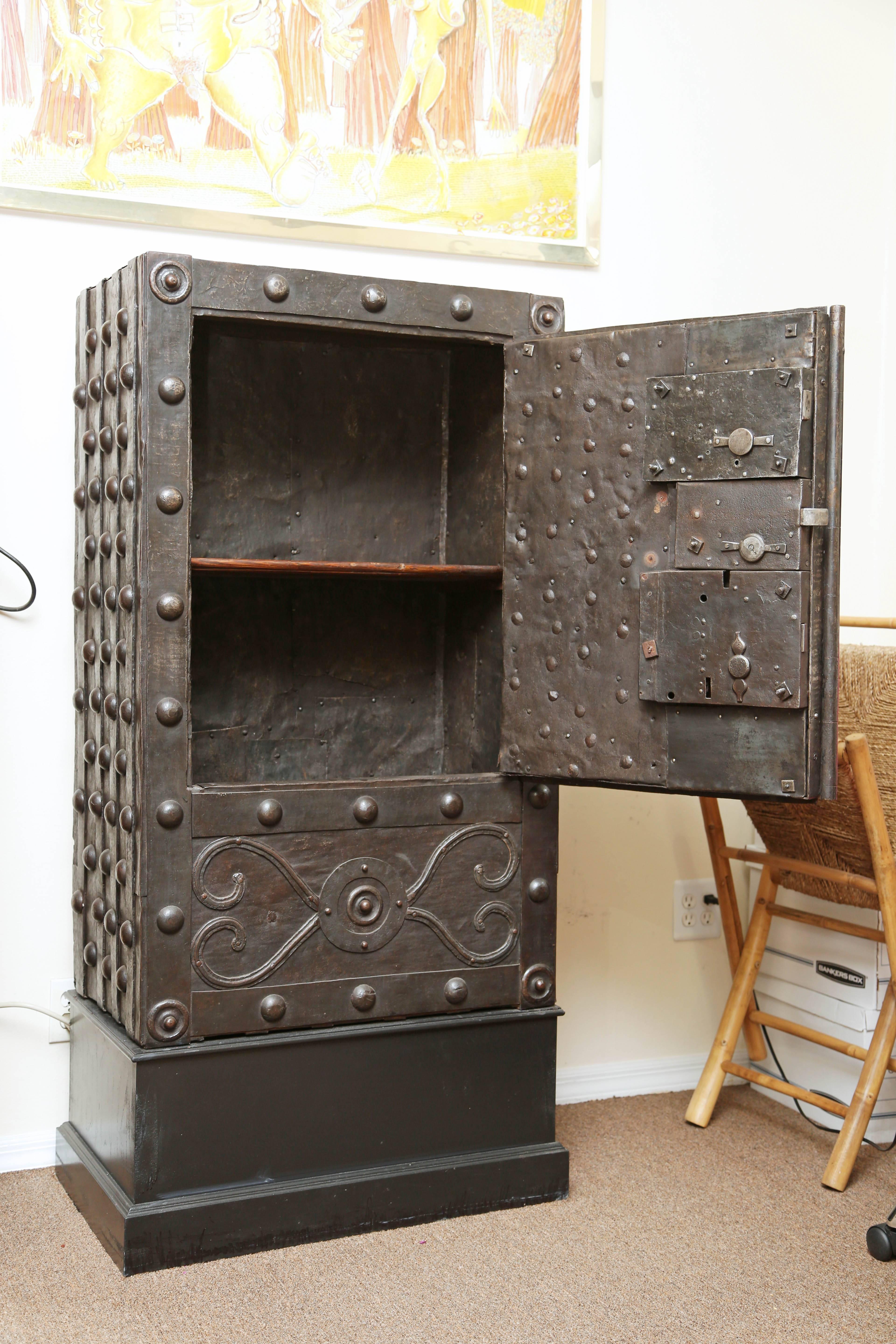 Forged Huge Four Key Hobnail Safe Bologna, Italy, circa 1650s-1690s For Sale
