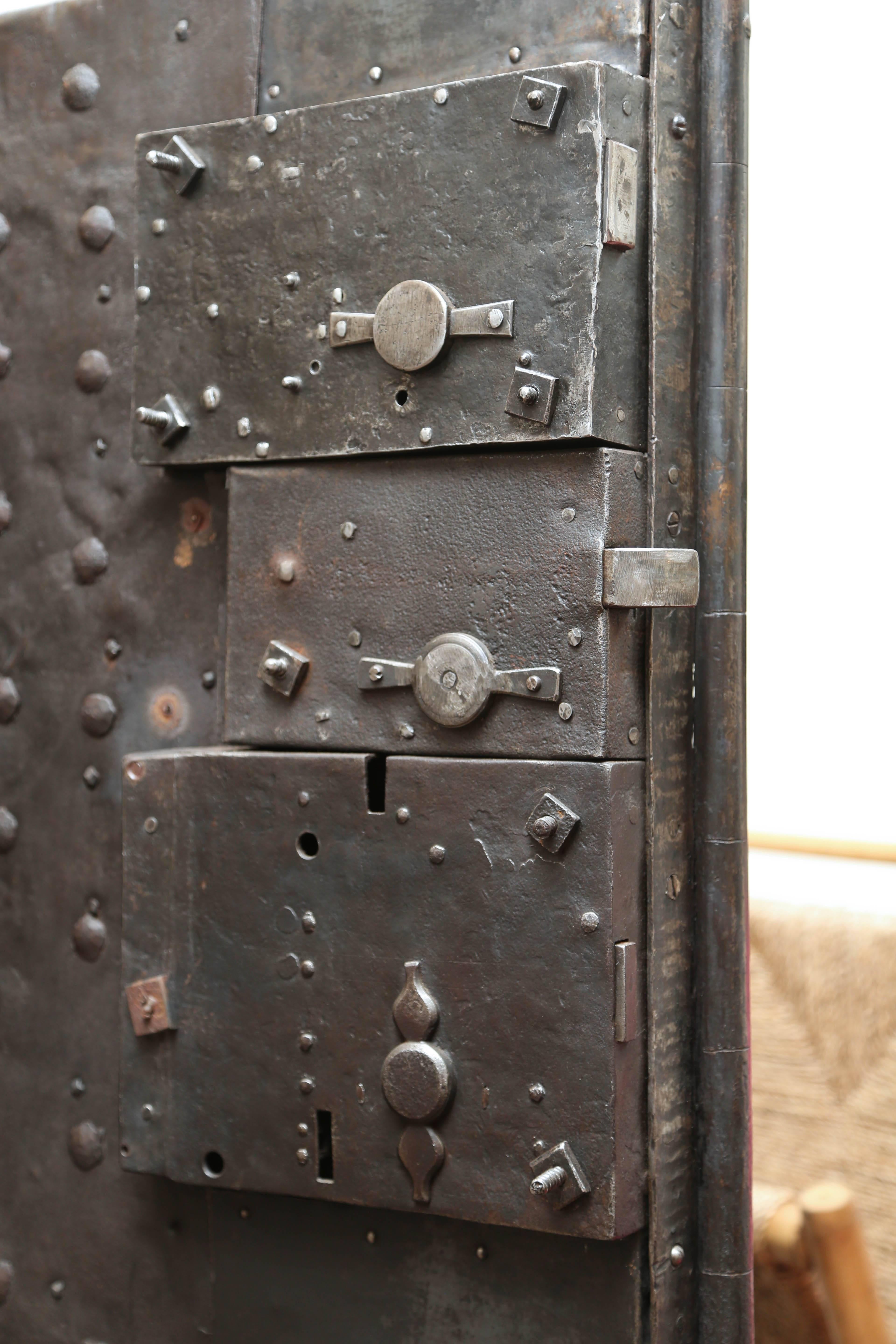 Huge Four Key Hobnail Safe Bologna, Italy, circa 1650s-1690s In Good Condition For Sale In Palm Beach, FL