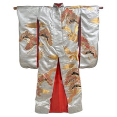 Kimono da sposa giapponese con cornice enorme e decorazione ricamata in seta