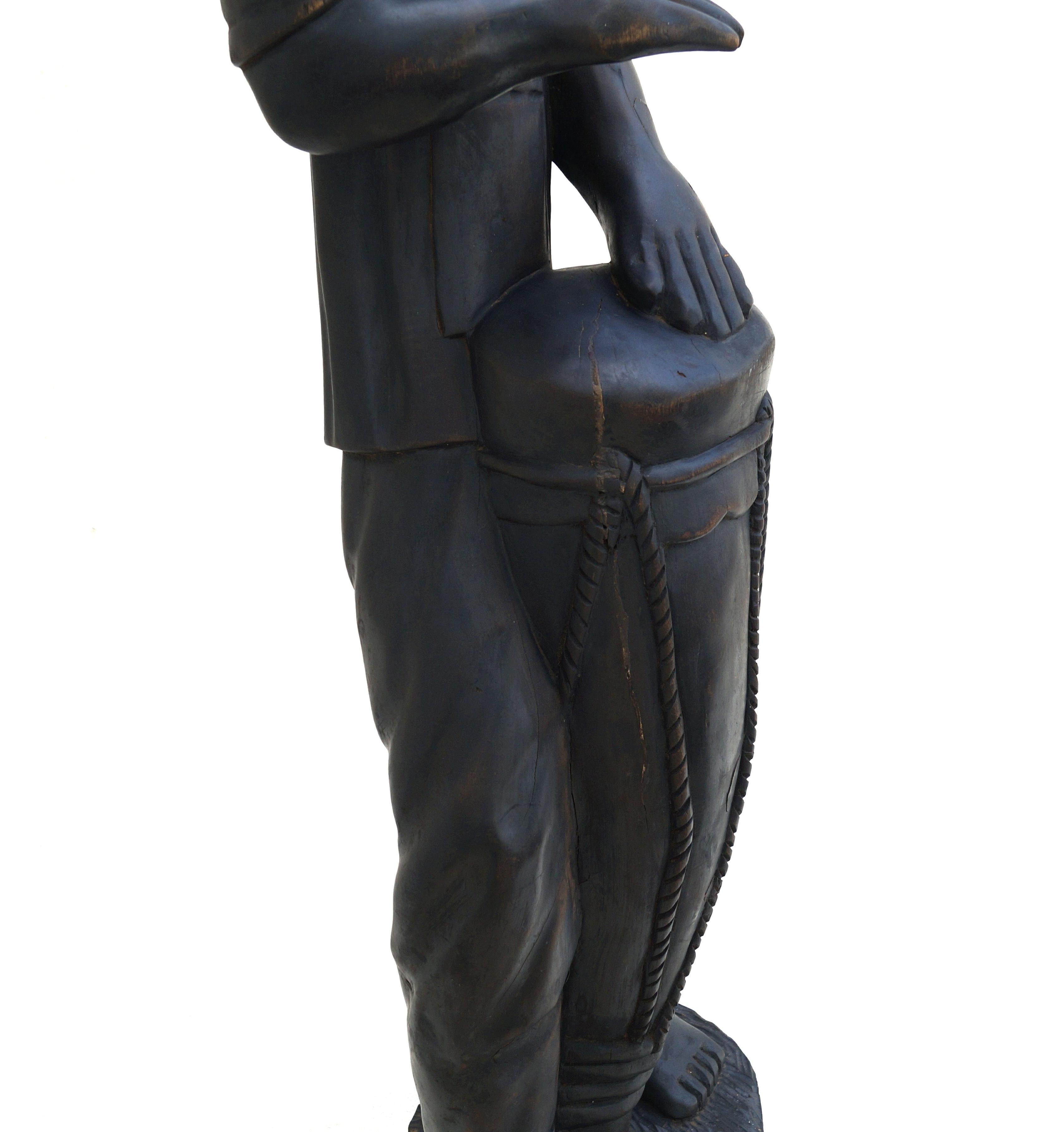 Grande statue sculptée en bois de François Docta Doxta, figure d'homme haïtien tambour en vente 3