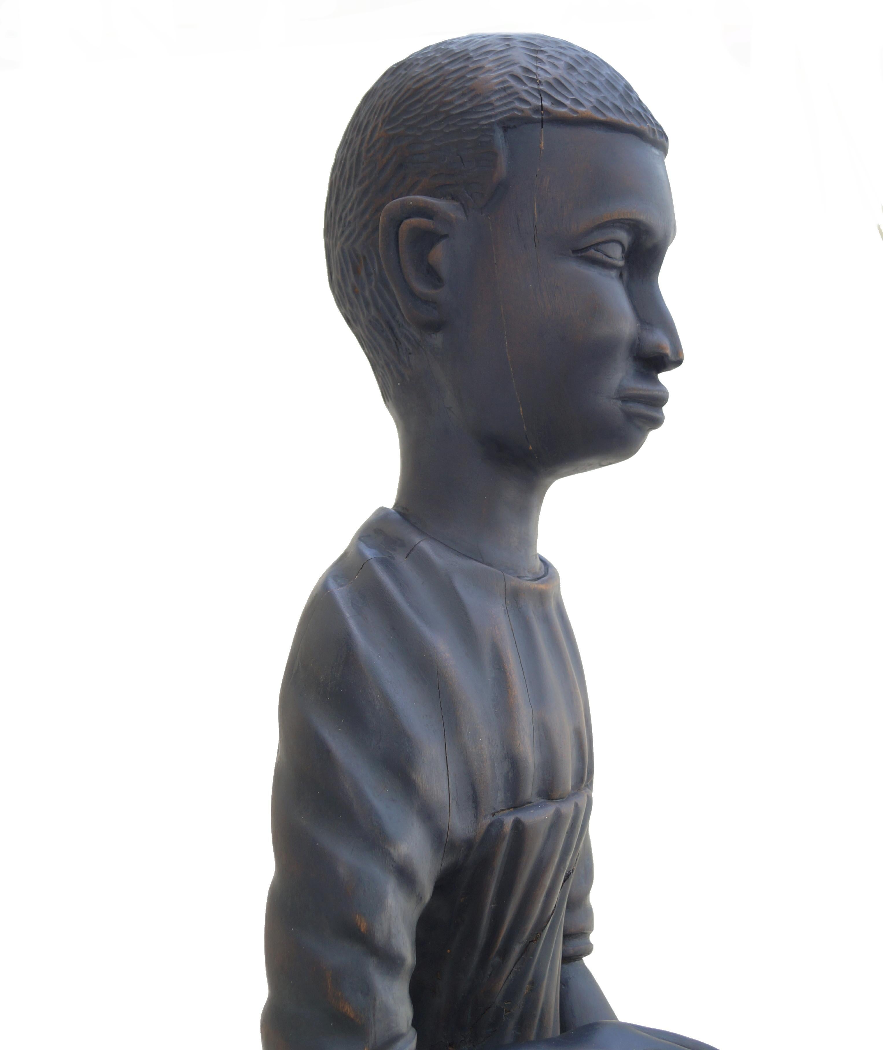 Grande statue sculptée en bois de François Docta Doxta, figure d'homme haïtien tambour en vente 4
