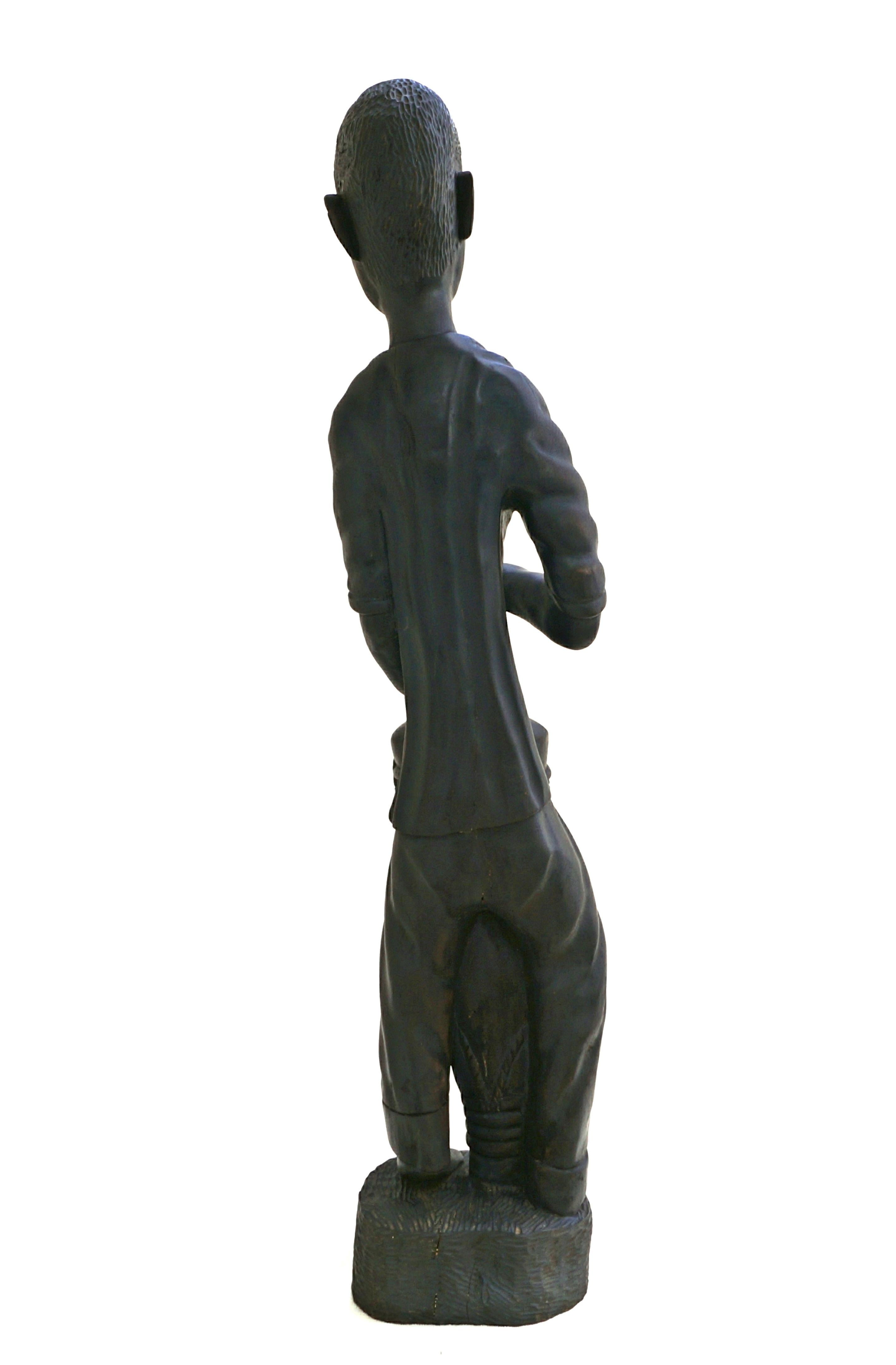 Grande statue sculptée en bois de François Docta Doxta, figure d'homme haïtien tambour en vente 5