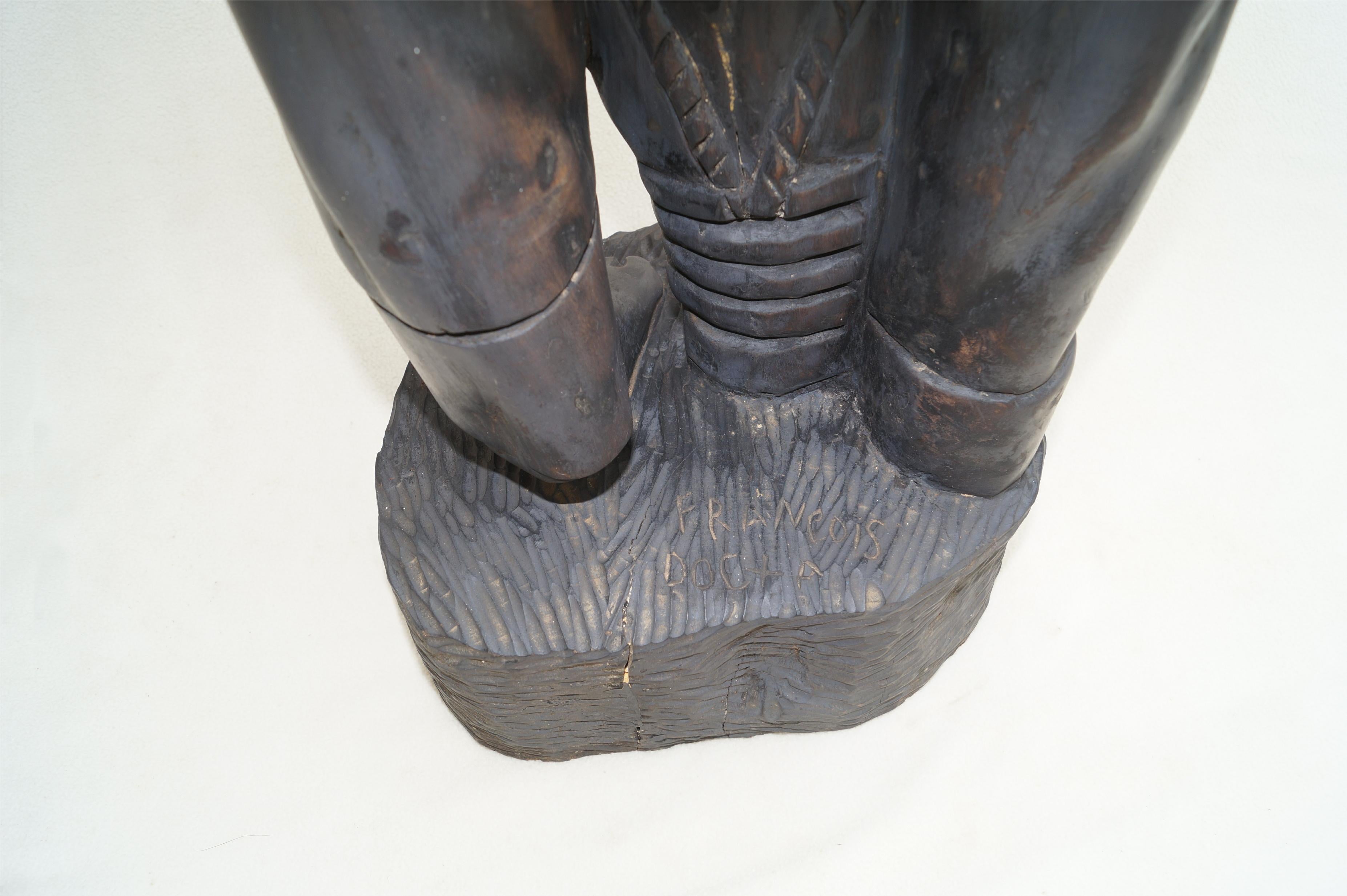 Grande statue sculptée en bois de François Docta Doxta, figure d'homme haïtien tambour en vente 6