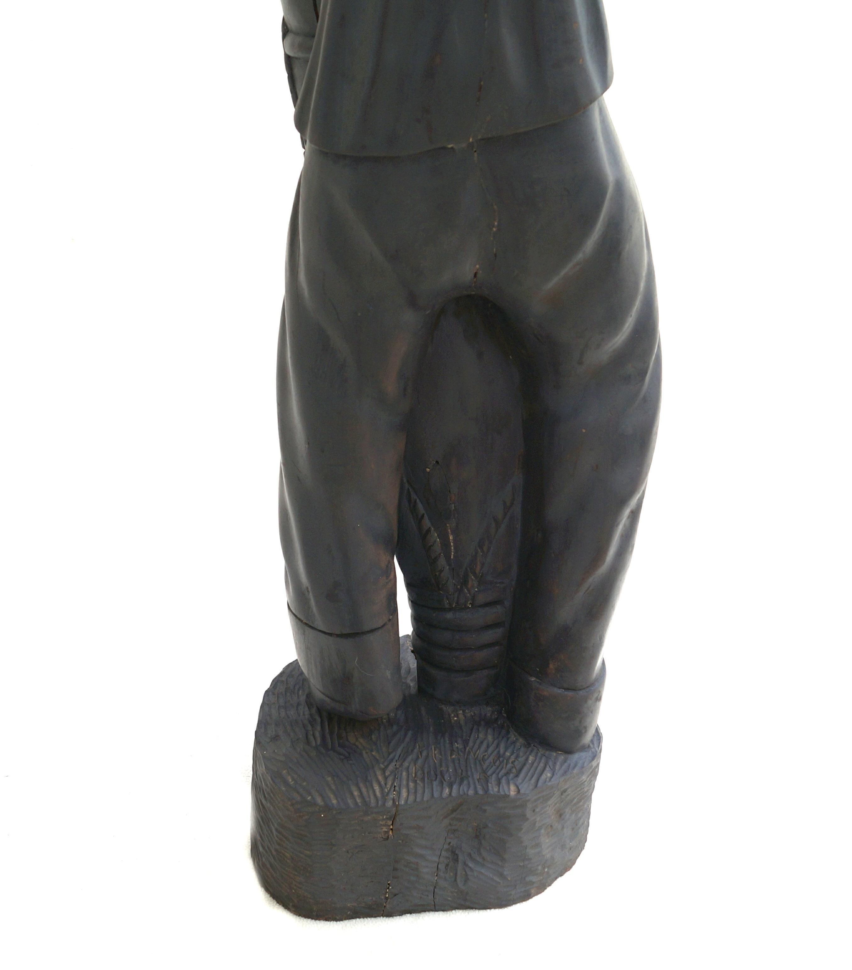 Grande statue sculptée en bois de François Docta Doxta, figure d'homme haïtien tambour en vente 7