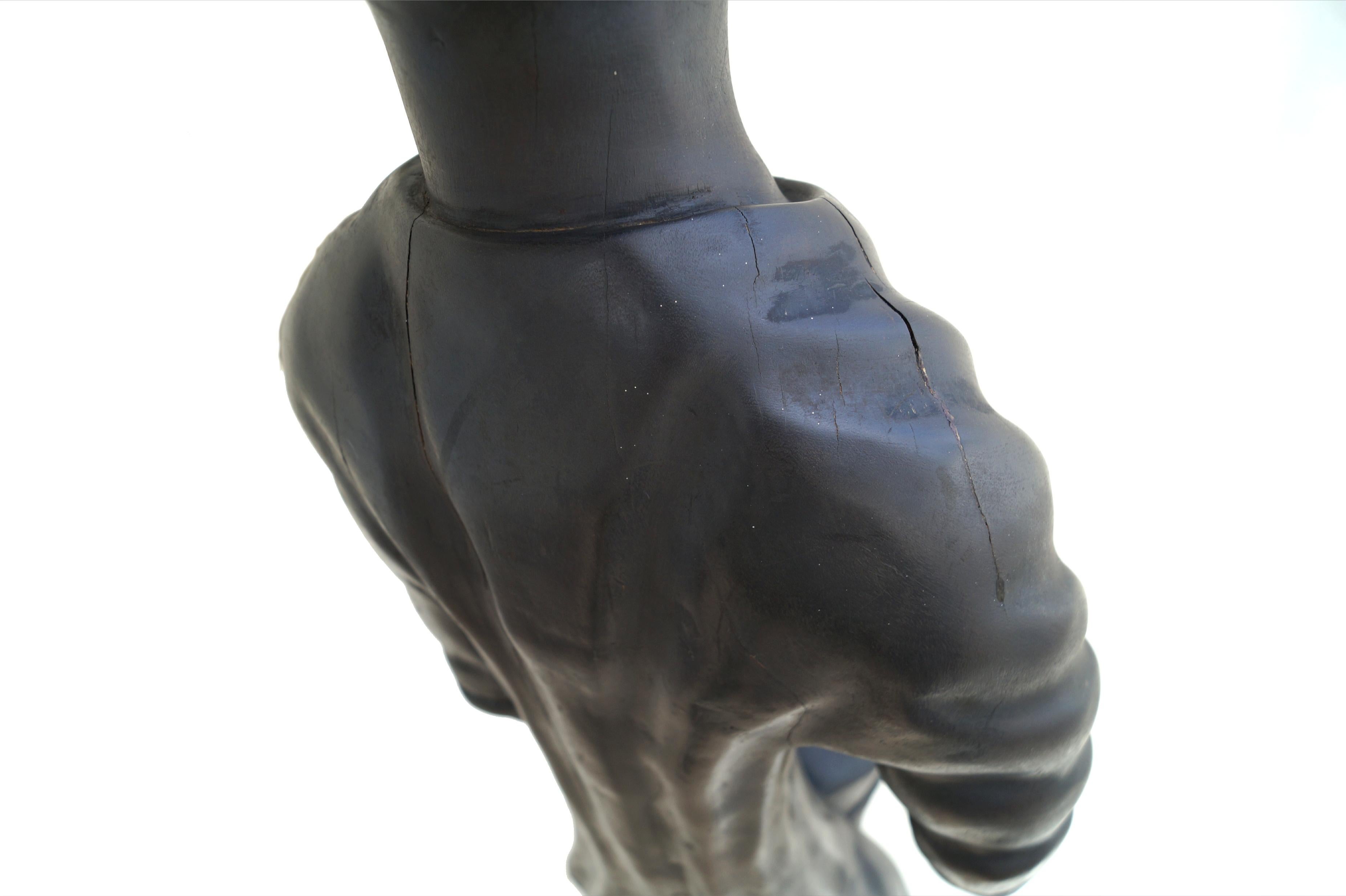 Grande statue sculptée en bois de François Docta Doxta, figure d'homme haïtien tambour en vente 9
