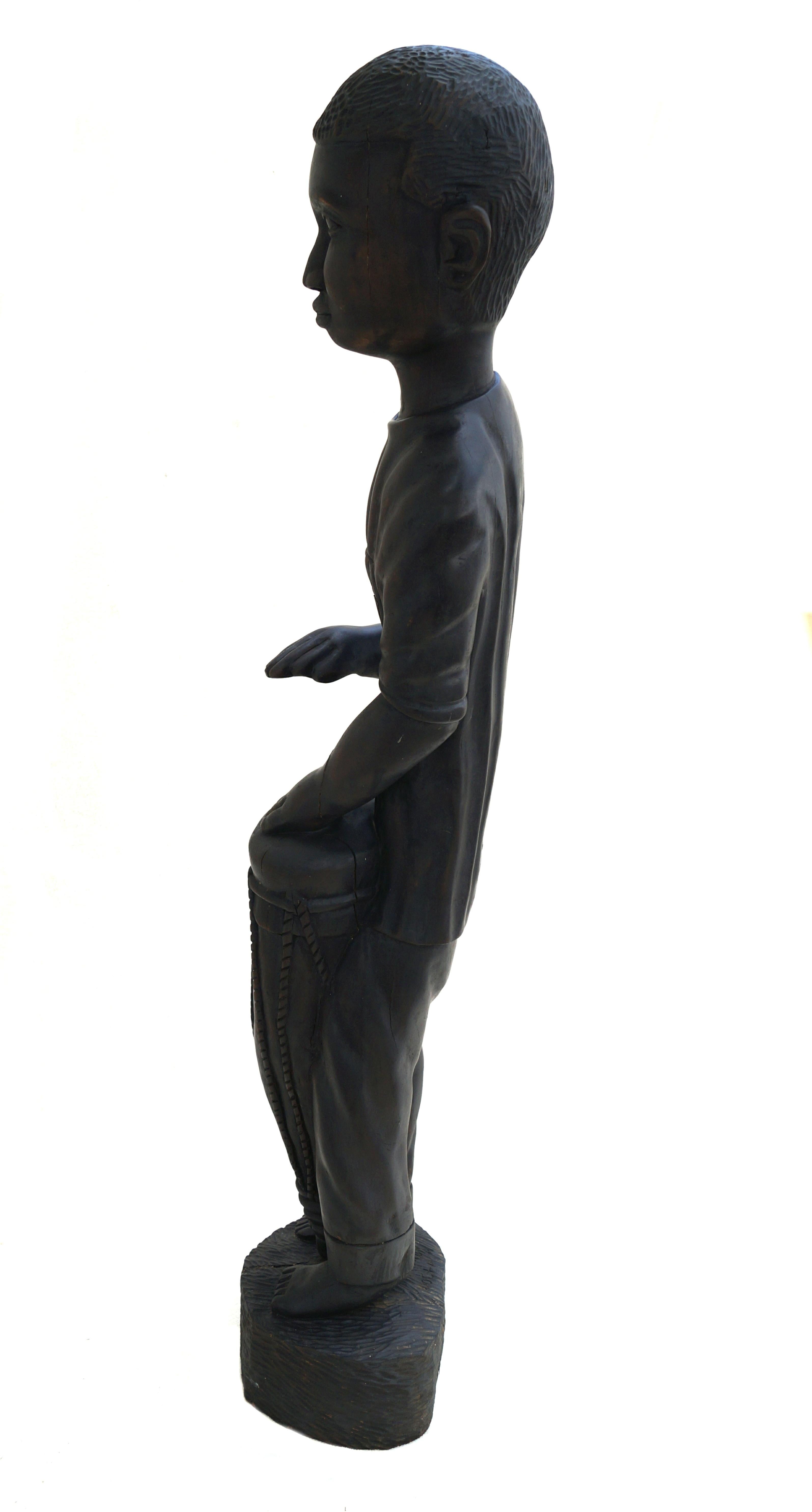 Grande statue sculptée en bois de François Docta Doxta, figure d'homme haïtien tambour en vente 10