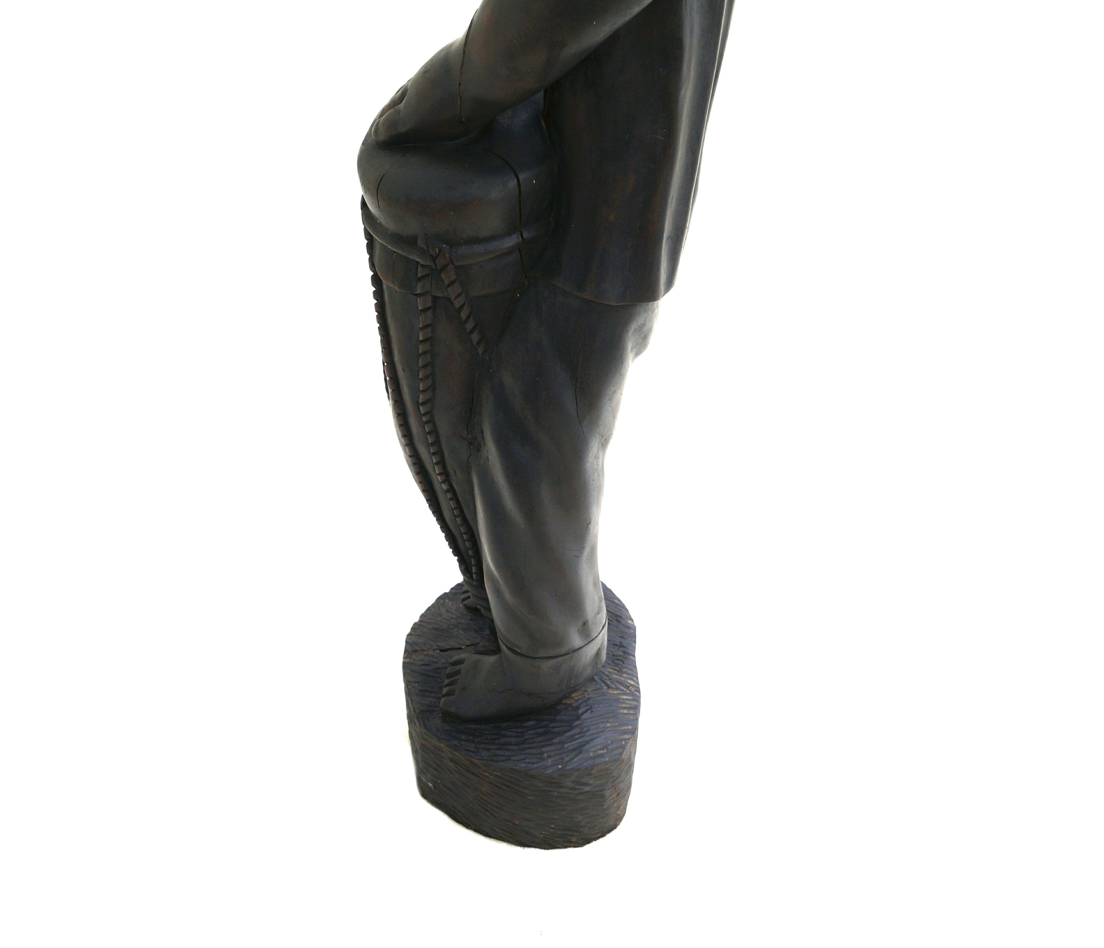 Grande statue sculptée en bois de François Docta Doxta, figure d'homme haïtien tambour en vente 11