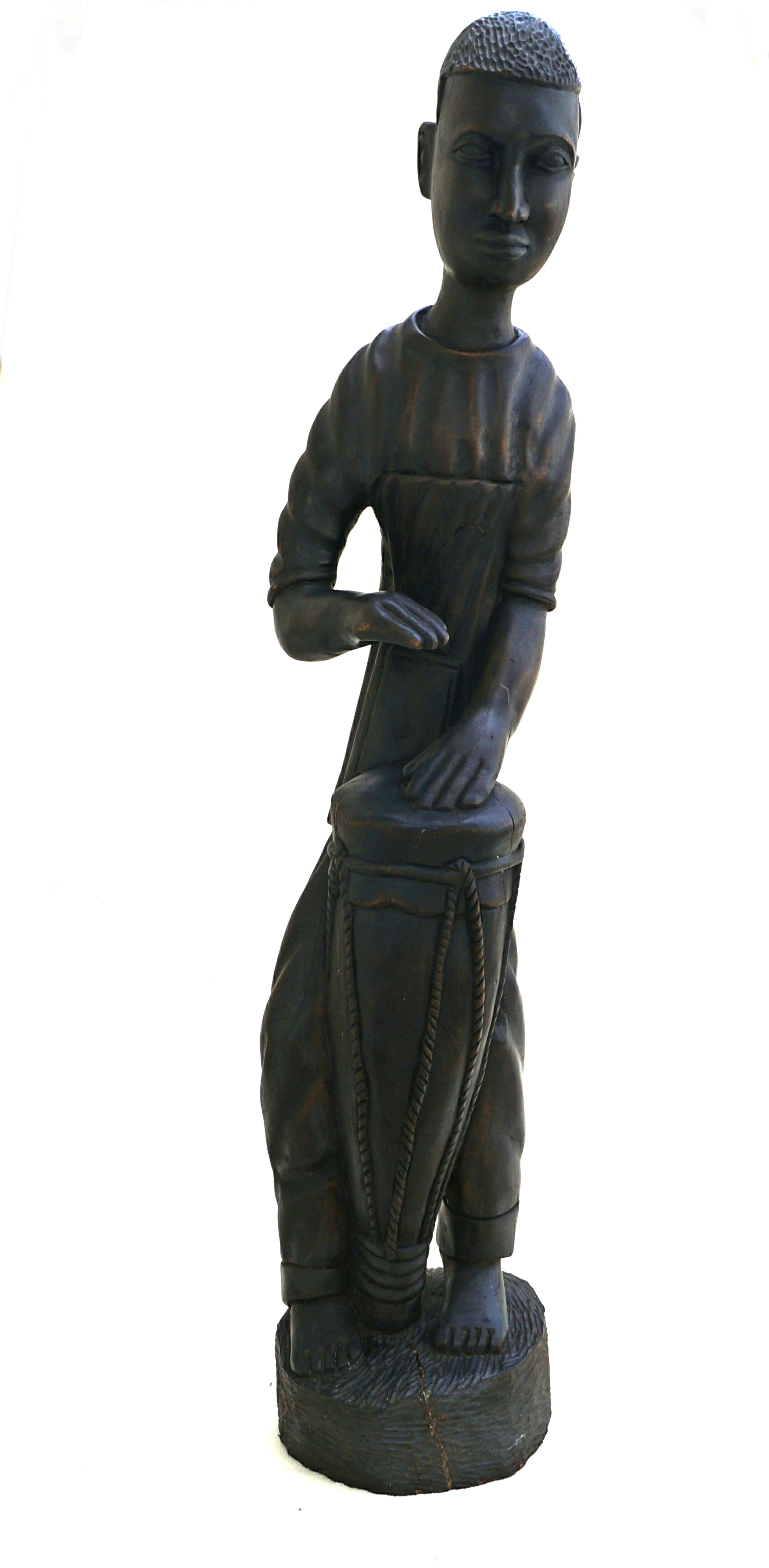 Immense Statue Tribale François Docta ou Doxta en bois sculpté Sculpture Homme Tambours Haitien . Un excellent sujet de conversation.

