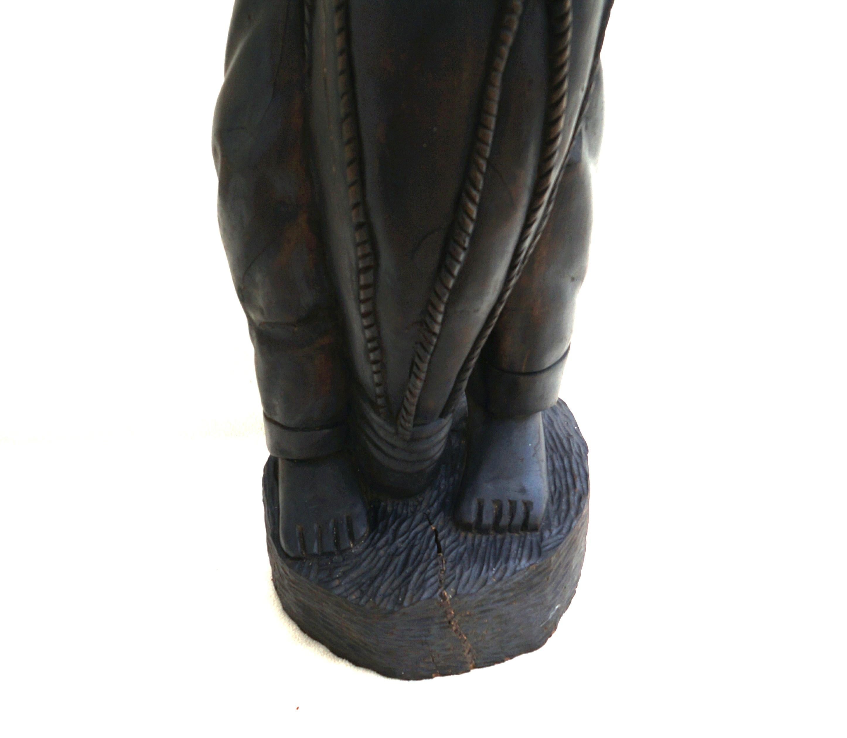 Tribal Grande statue sculptée en bois de François Docta Doxta, figure d'homme haïtien tambour en vente
