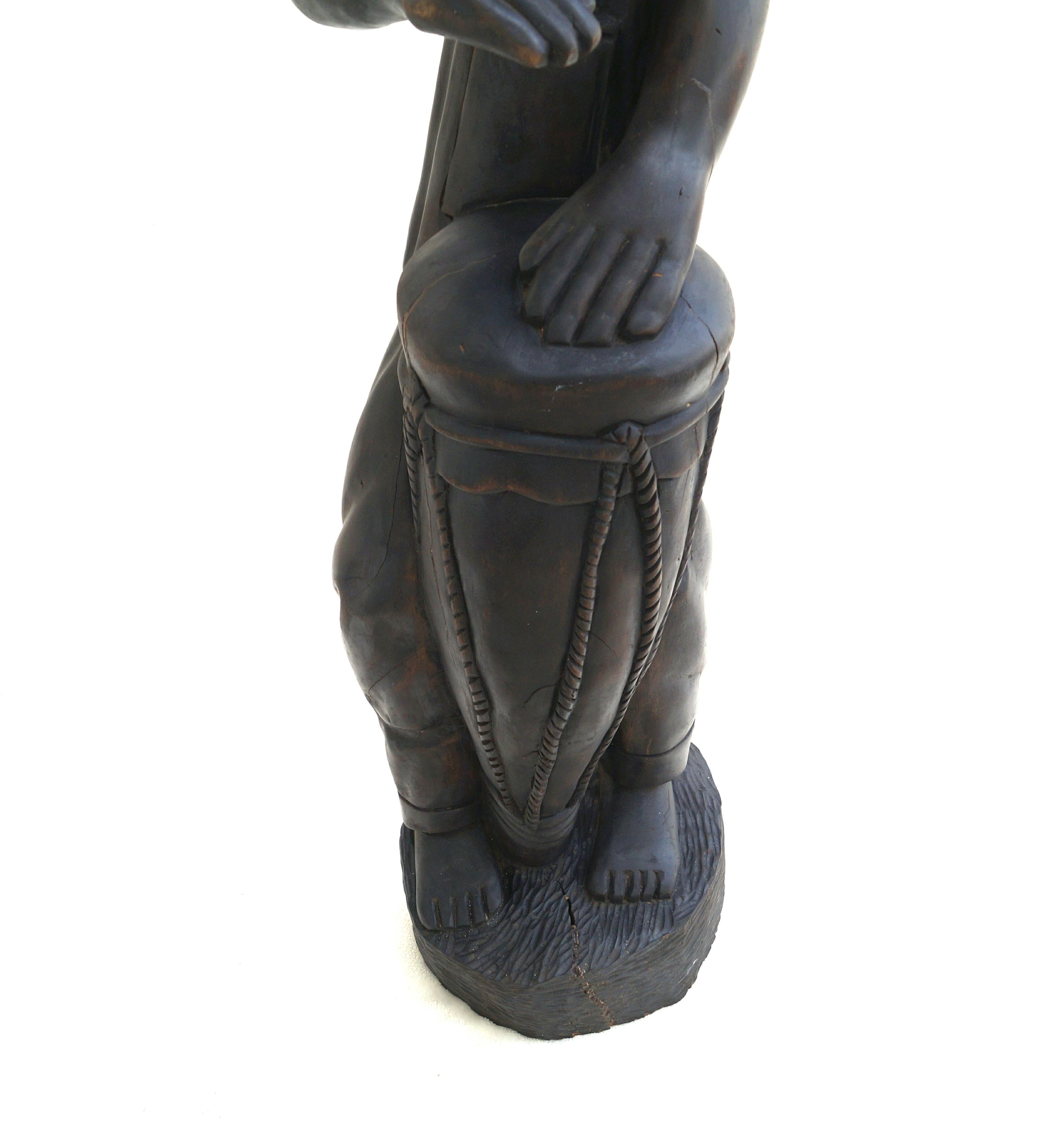 Haïtien Grande statue sculptée en bois de François Docta Doxta, figure d'homme haïtien tambour en vente