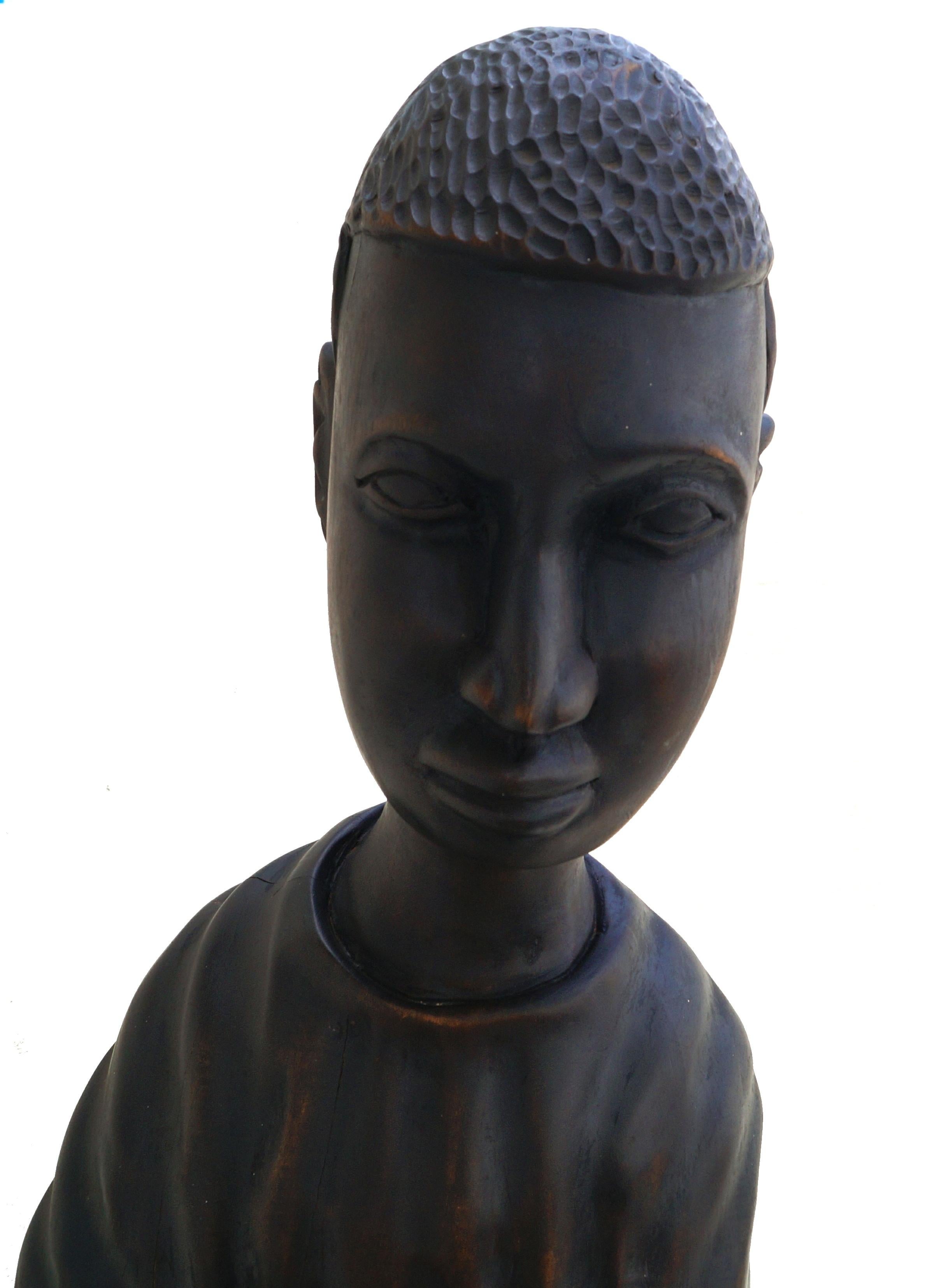 Milieu du XXe siècle Grande statue sculptée en bois de François Docta Doxta, figure d'homme haïtien tambour en vente