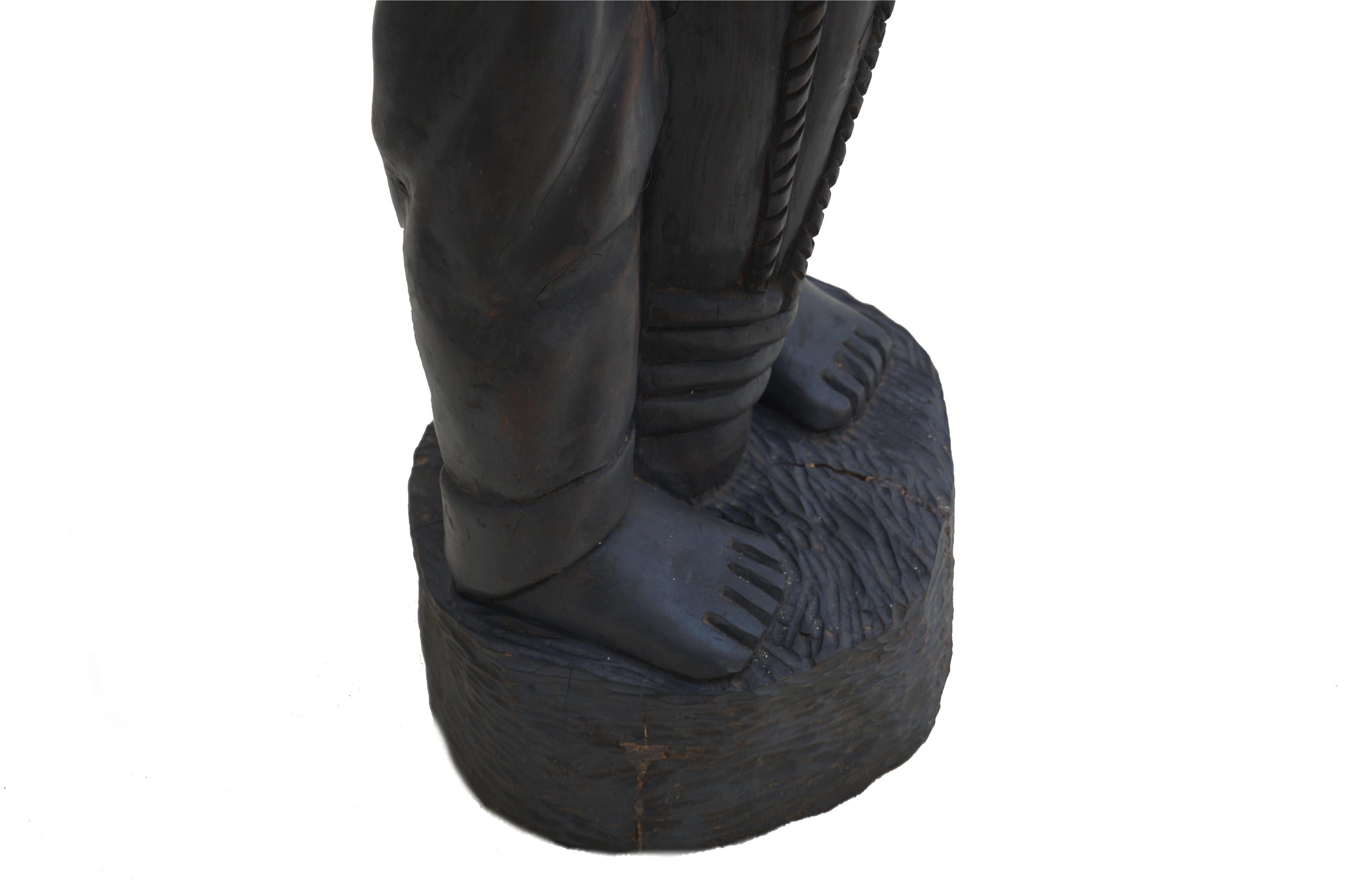 Grande statue sculptée en bois de François Docta Doxta, figure d'homme haïtien tambour en vente 2
