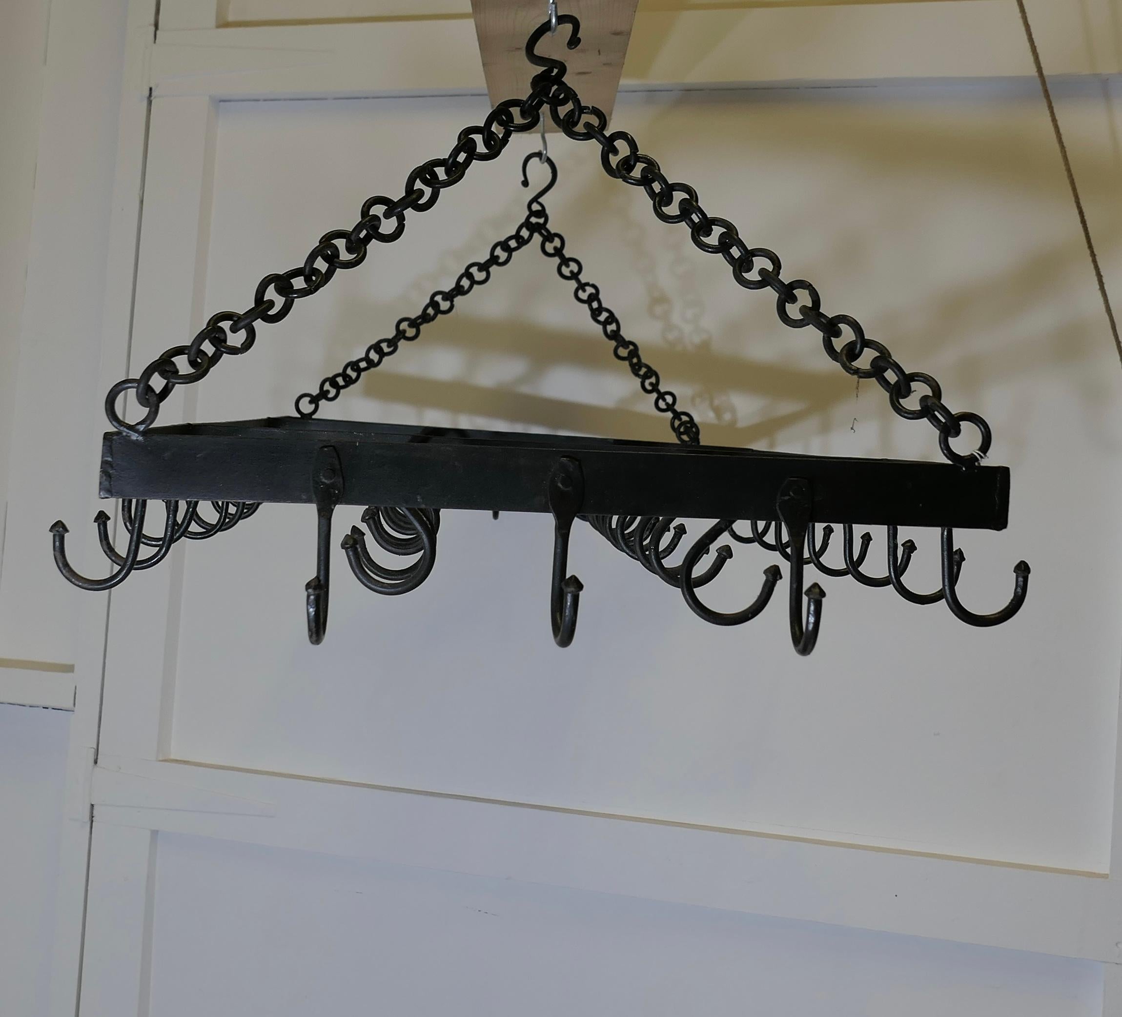Enorme appendino per pentole, utensili da cucina o giochi in ferro francese

Un grande pezzo con un sacco di carattere, il design si basa sul tradizionale appendiabiti da gioco, è un pezzo rettangolare di grandi dimensioni ed è dotato di 40 ganci in