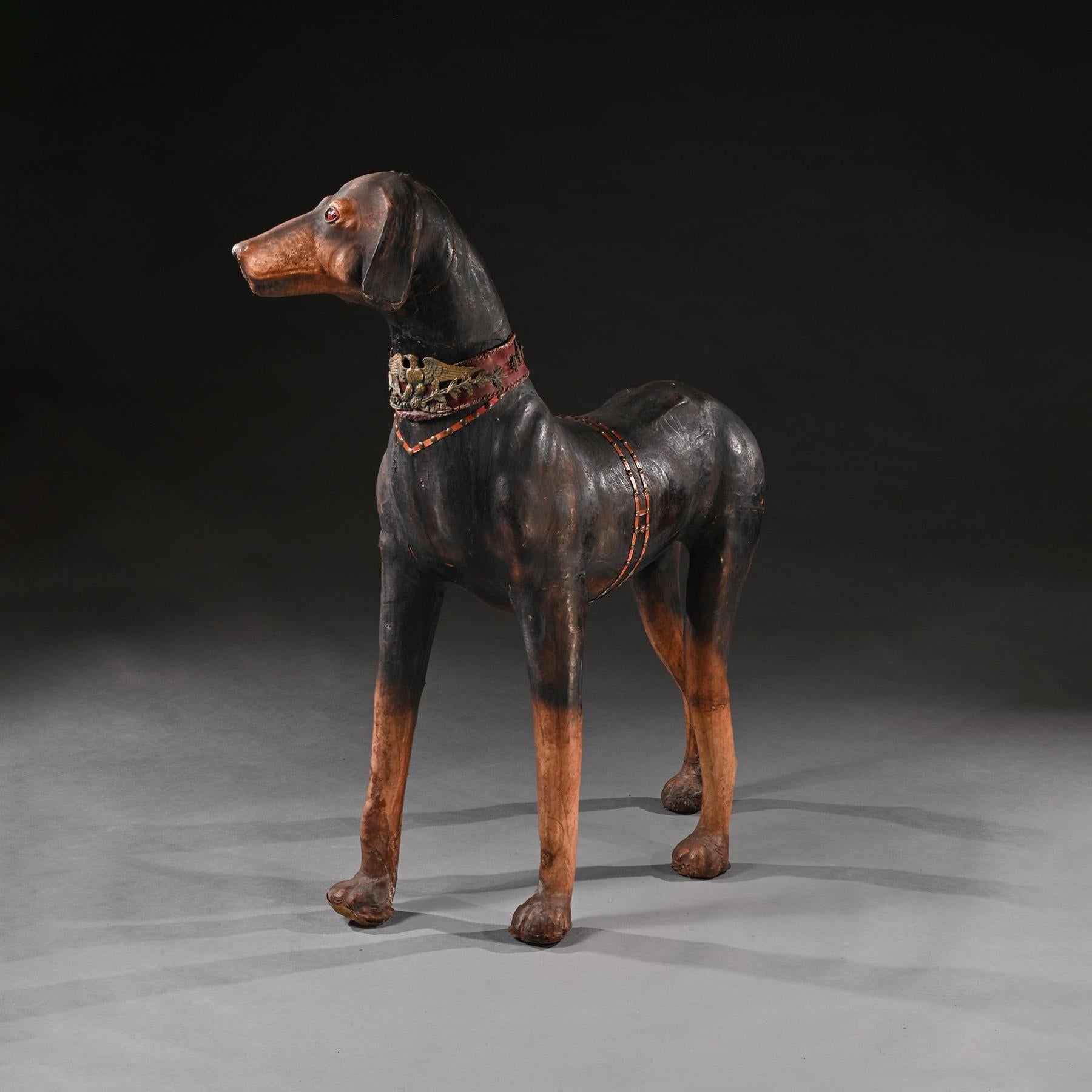 Cuir Grand modèle de chien Doberman Pinscher portant un collier élaboré en cuir français en vente