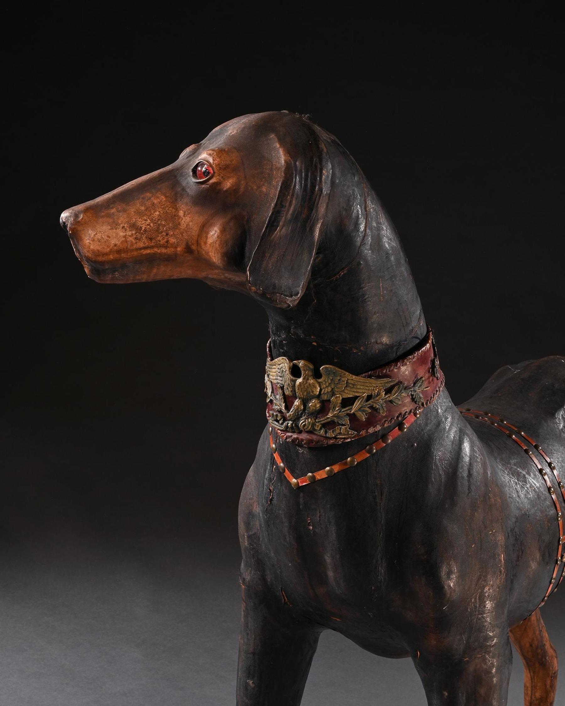 Grand modèle de chien Doberman Pinscher portant un collier élaboré en cuir français en vente 1