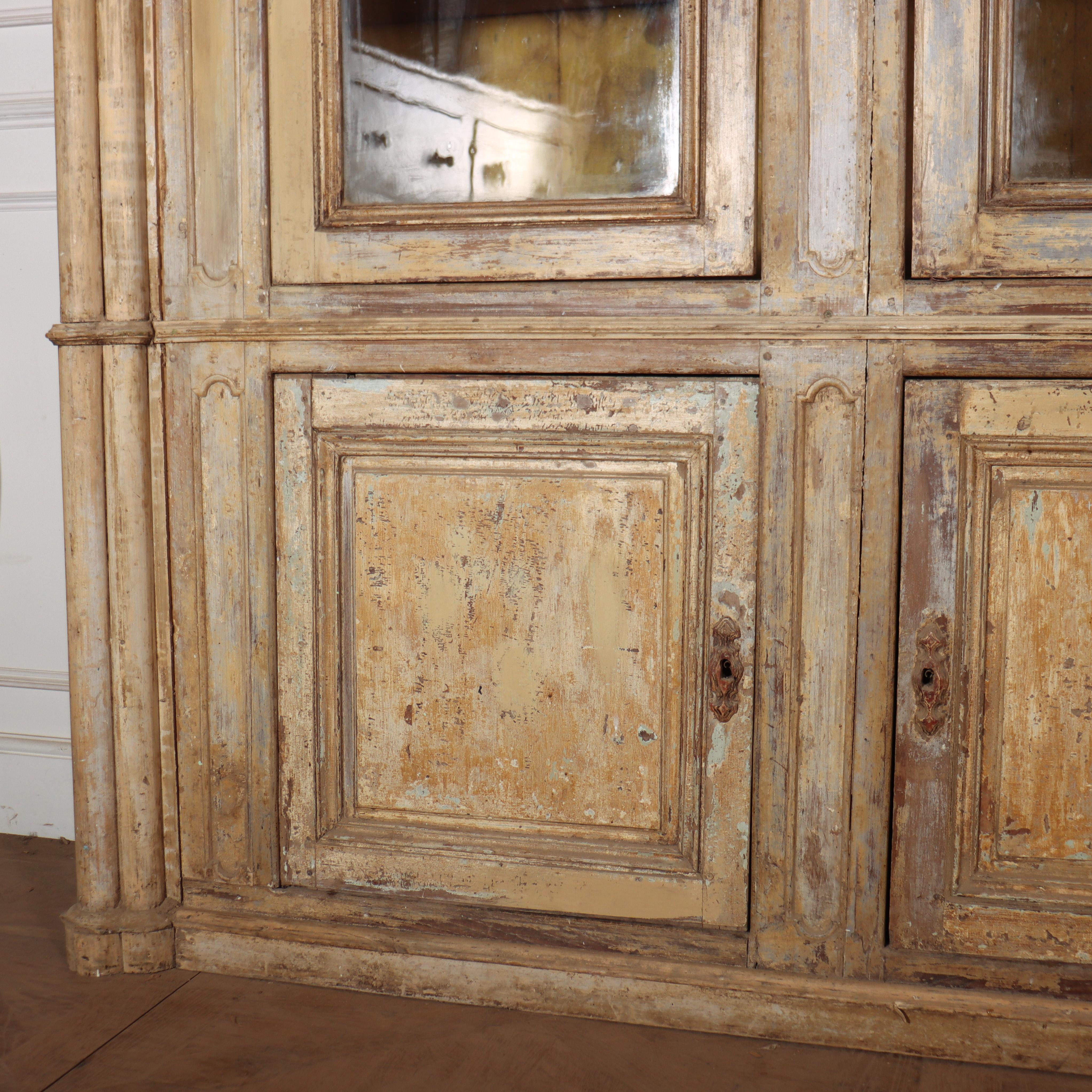 Enorme libreria francese dell'inizio del XIX secolo proveniente da un grande castello in Bretagna. Meravigliosi dettagli architettonici e verniciatura originale. Si smonta per facilitare l'accesso. 1820.

Codice: 8626

Dimensioni:
W: 156