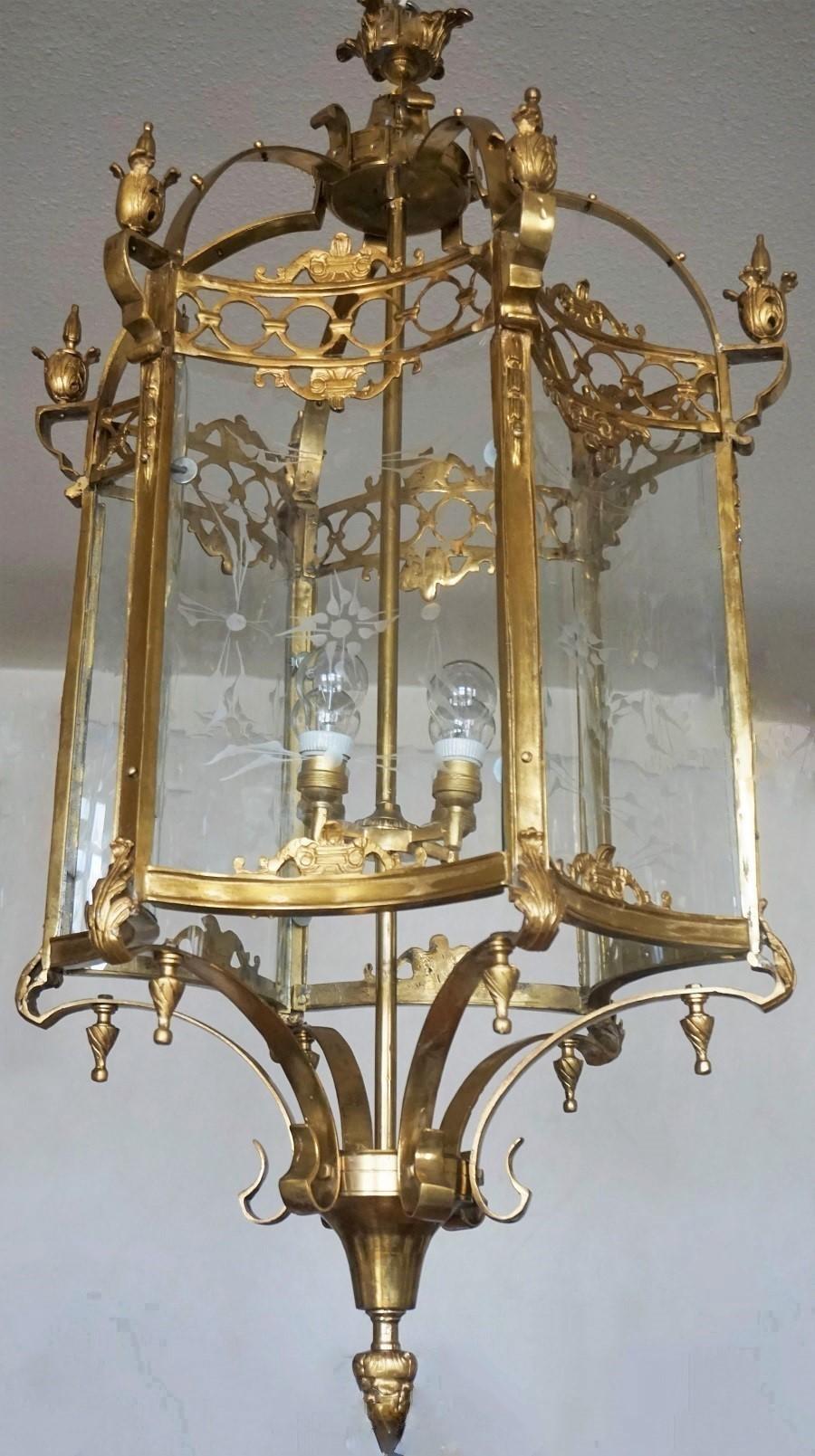 20ième siècle Grande lanterne française de style Louis XVI en bronze et laiton avec panneaux de verre taillé incurvés en vente