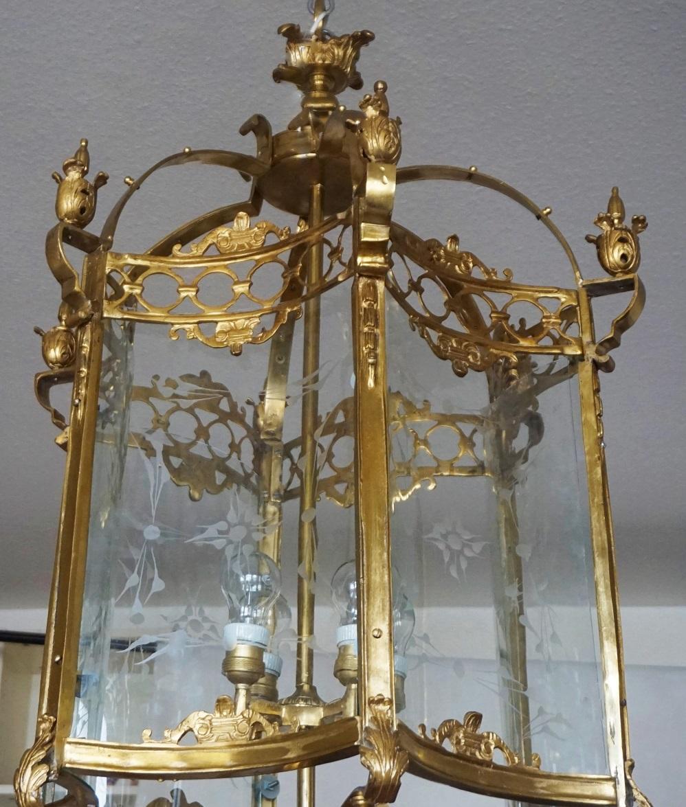 Laiton Grande lanterne française de style Louis XVI en bronze et laiton avec panneaux de verre taillé incurvés en vente