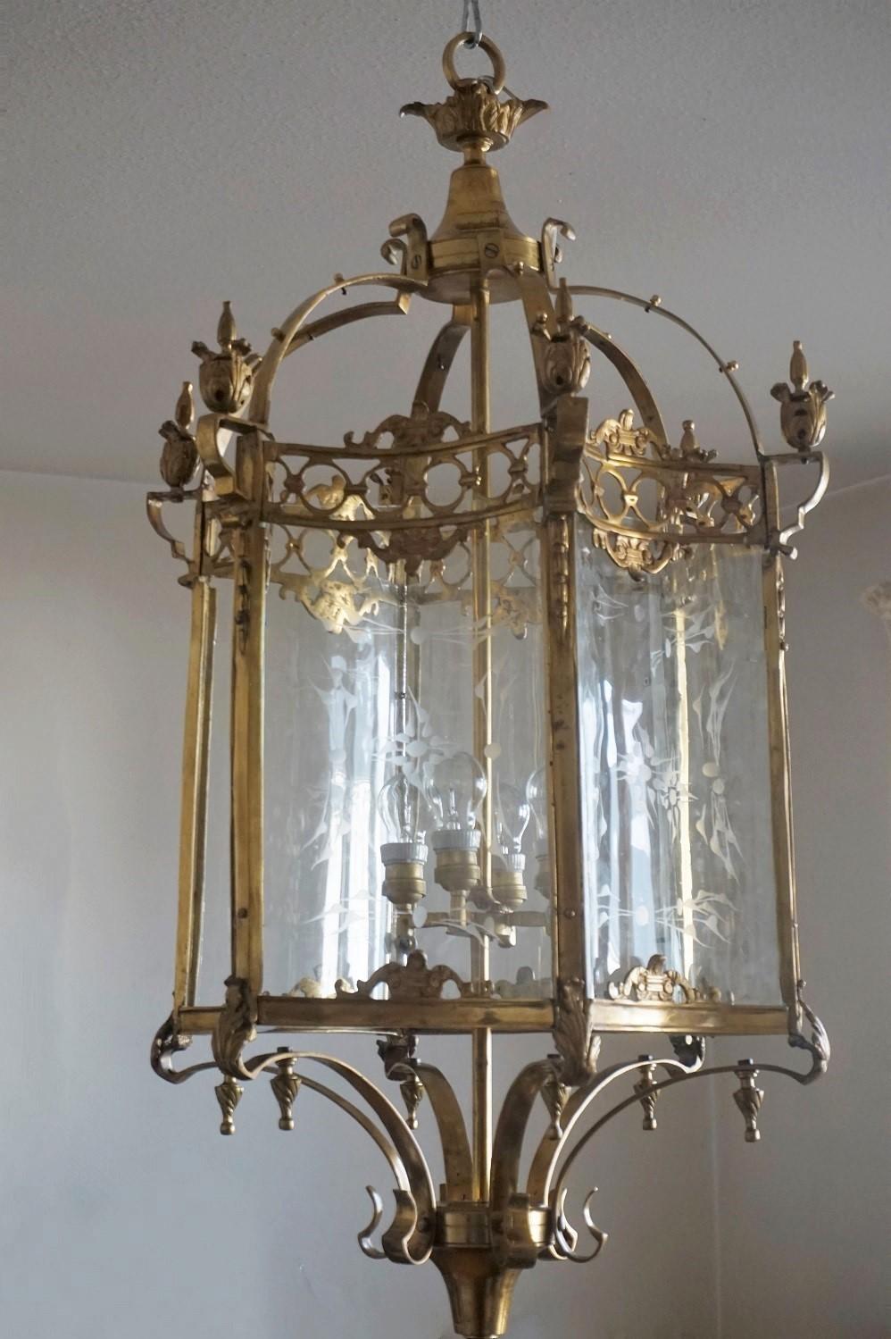 Français Grande lanterne française de style Louis XVI en bronze et laiton avec panneaux de verre taillé incurvés en vente