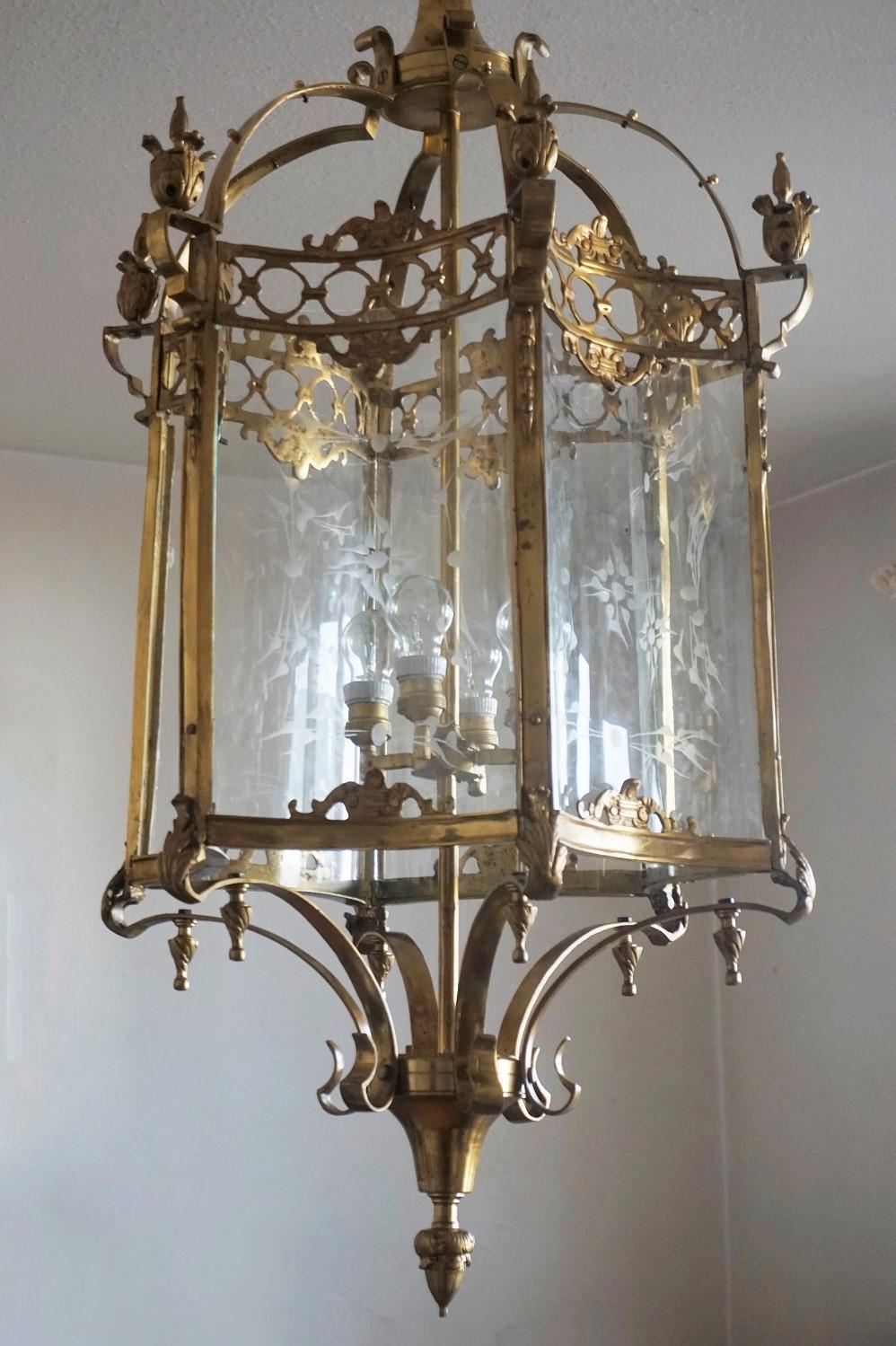 Doré Grande lanterne française de style Louis XVI en bronze et laiton avec panneaux de verre taillé incurvés en vente