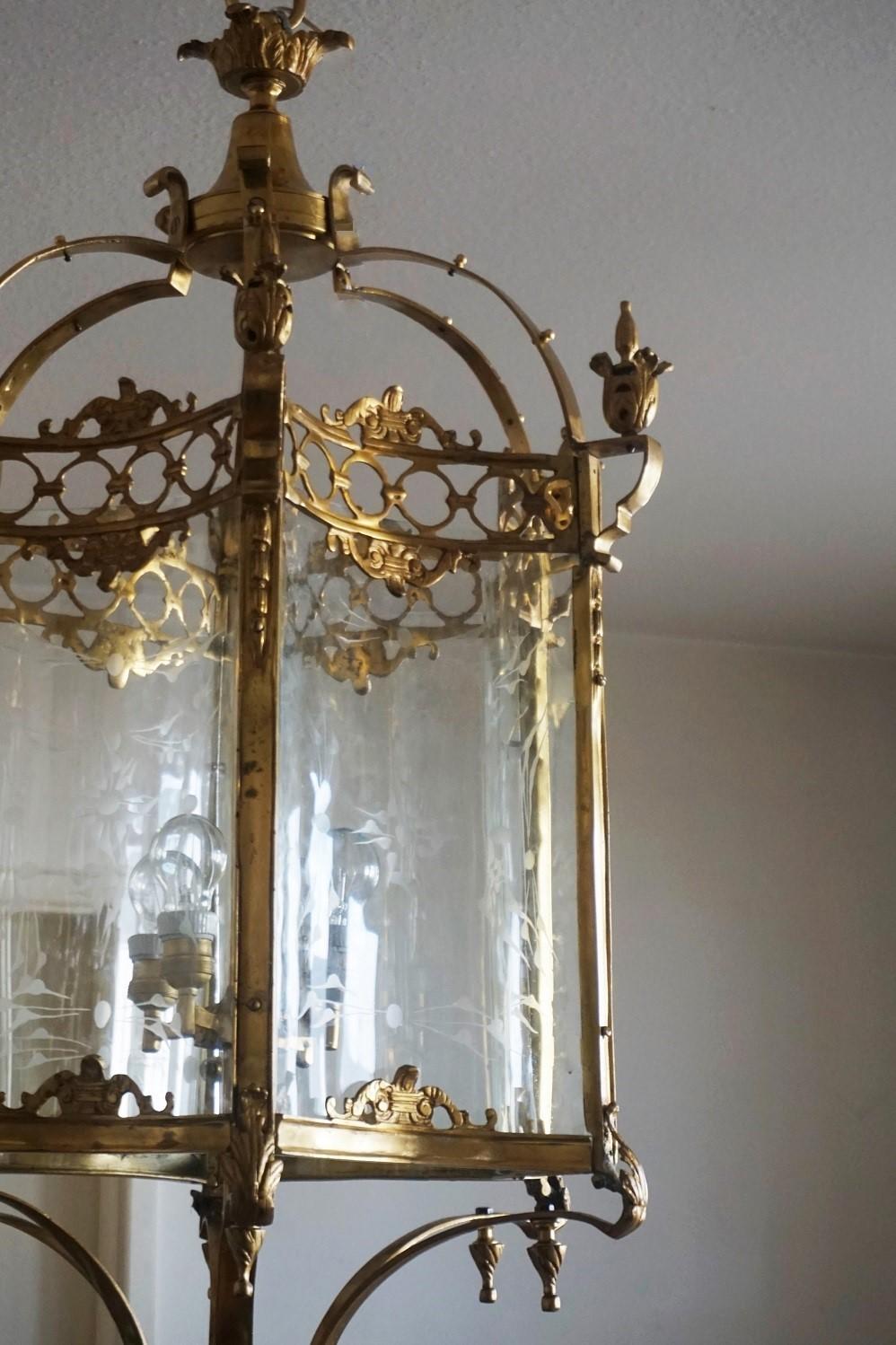 Große französische Laterne im Louis-XVI-Stil aus Messingbronze mit geschwungenen Glasplatten im Angebot 1