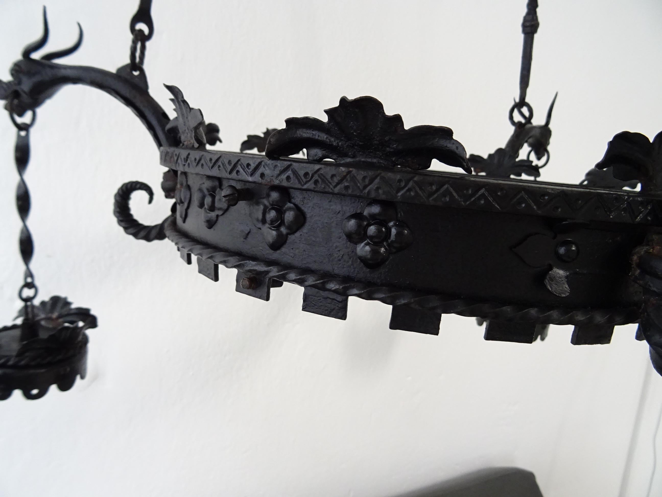 Großer französischer schmiedeeiserner gotischer Drachen, mittelalterlicher Kronleuchter, um 1900 im Angebot 3