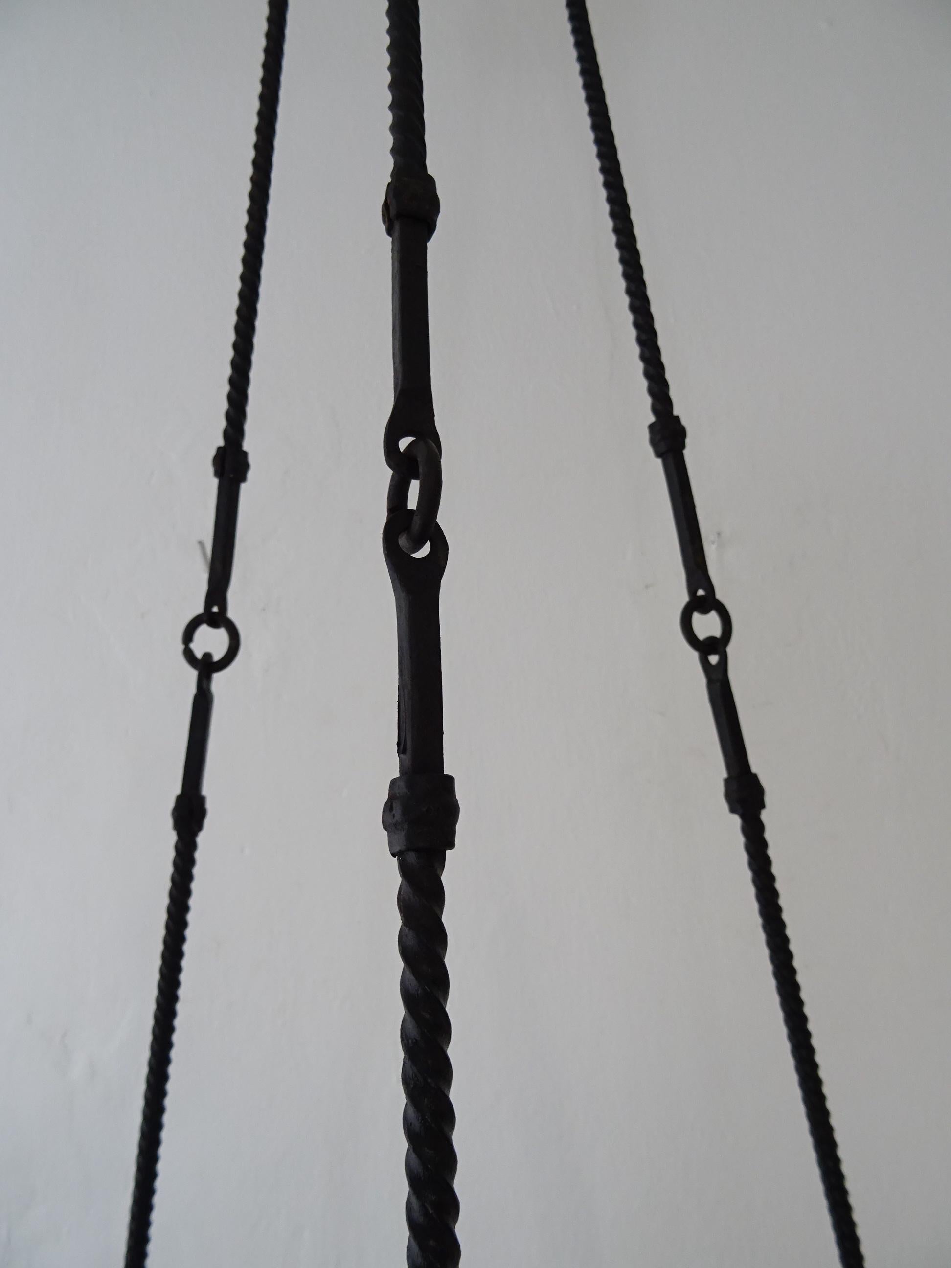 Francese Enorme drago gotico francese in ferro battuto, lampadario medievale, circa 1900 in vendita