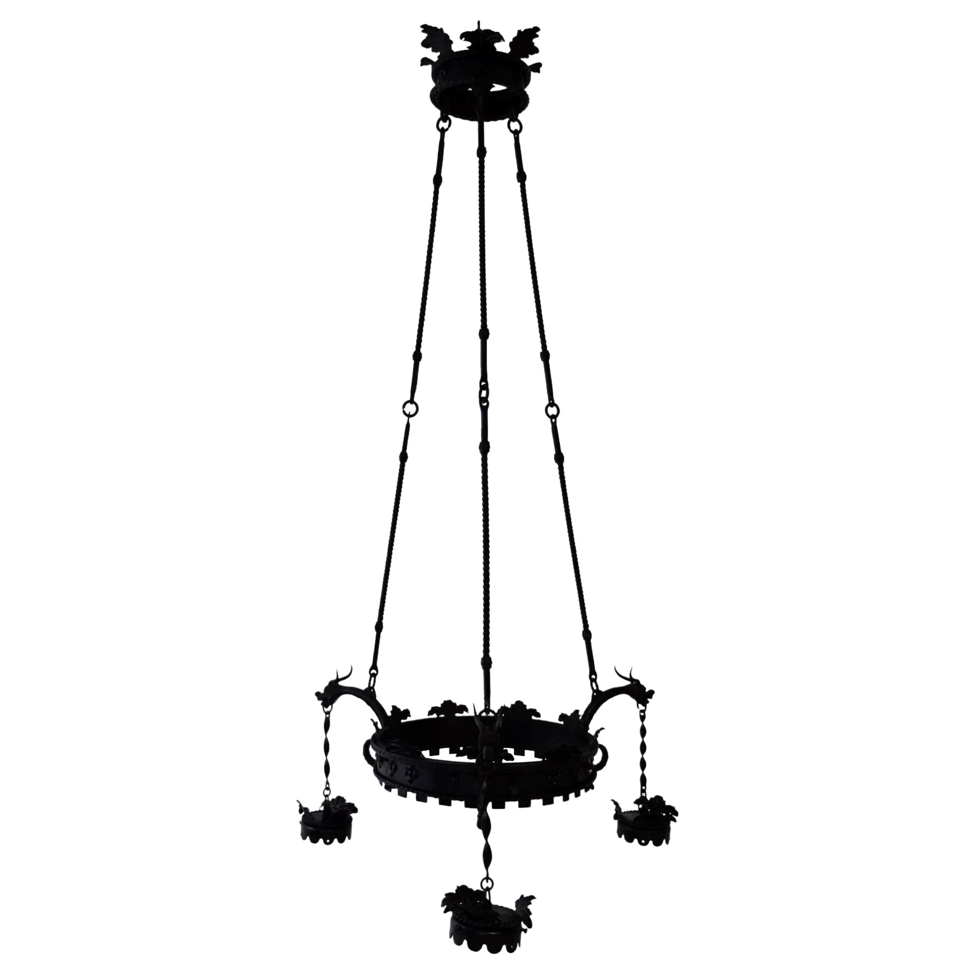 Grand lustre médiéval français en fer forgé représentant un dragon gothique, vers 1900
