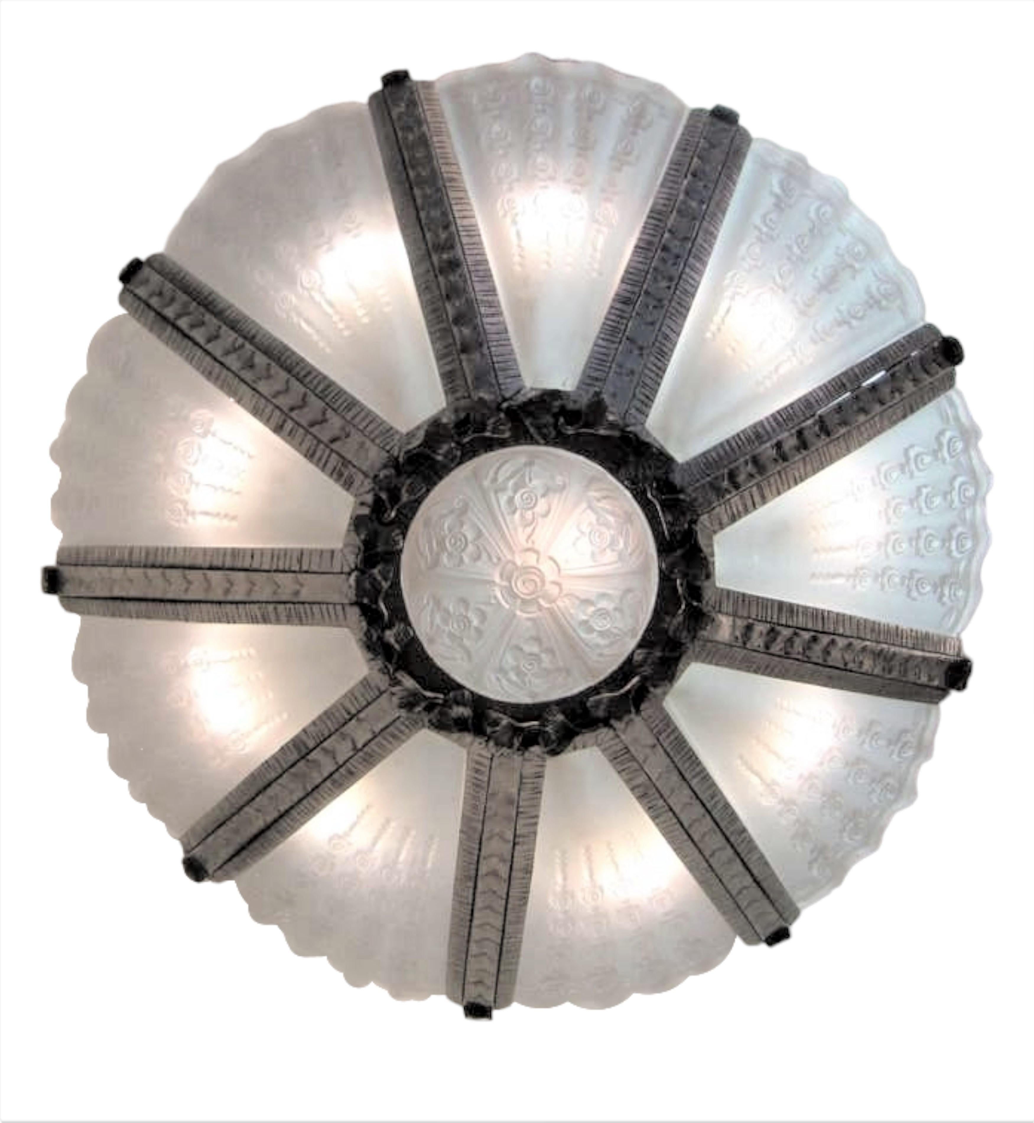 Belge Grand lustre d'art givré + fer forgé à la main, Genet et Michon en vente