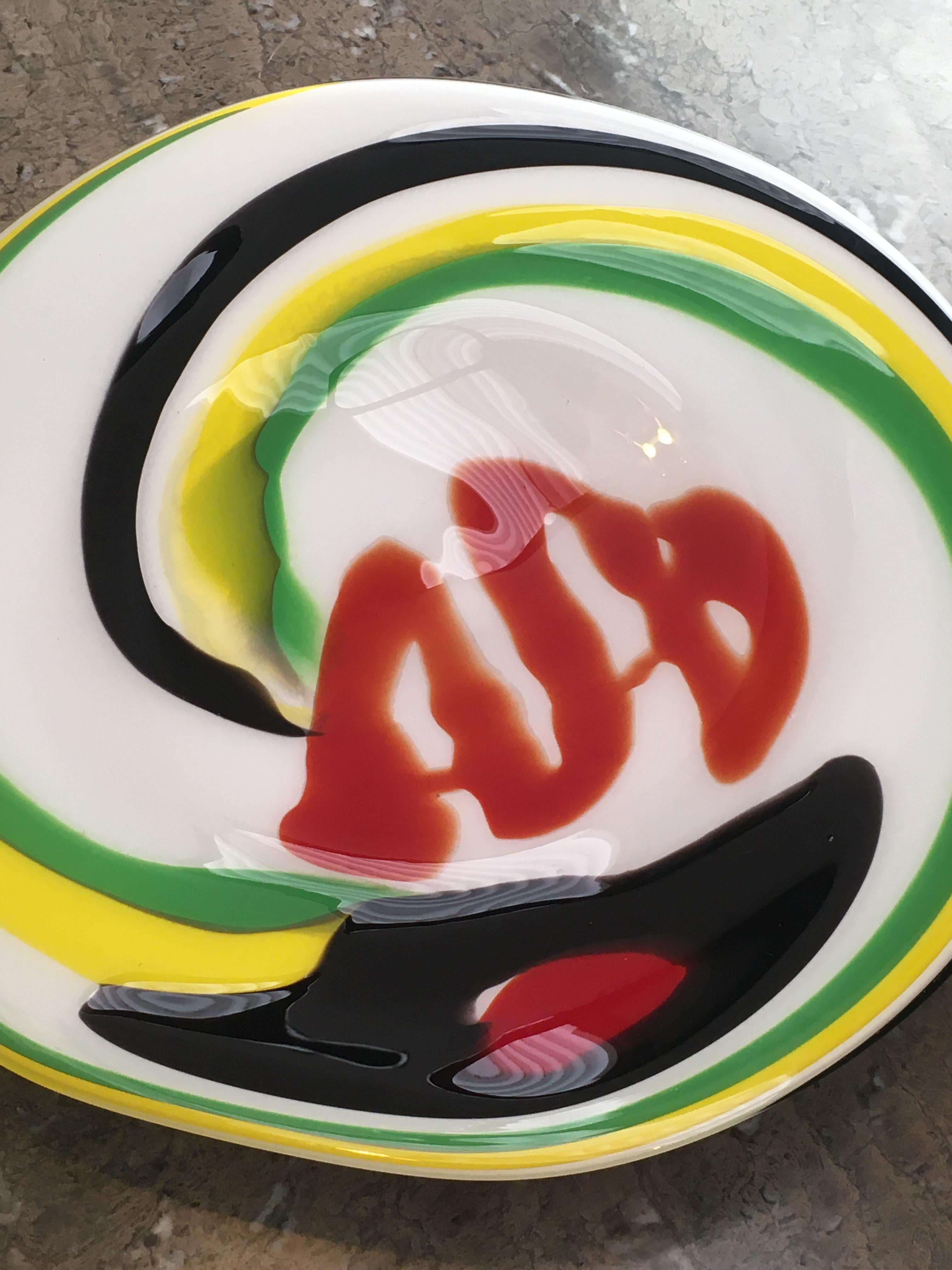 Simplemente ¡guau! Un enorme plato de Kaneaki Fujimori, magníficamente colorido. 

Se mostrará igual de bien de pie, colgado o plano (nosotros lo preferimos plano porque así se acentúa su generoso tamaño).

Nos encanta el blanco impactante del