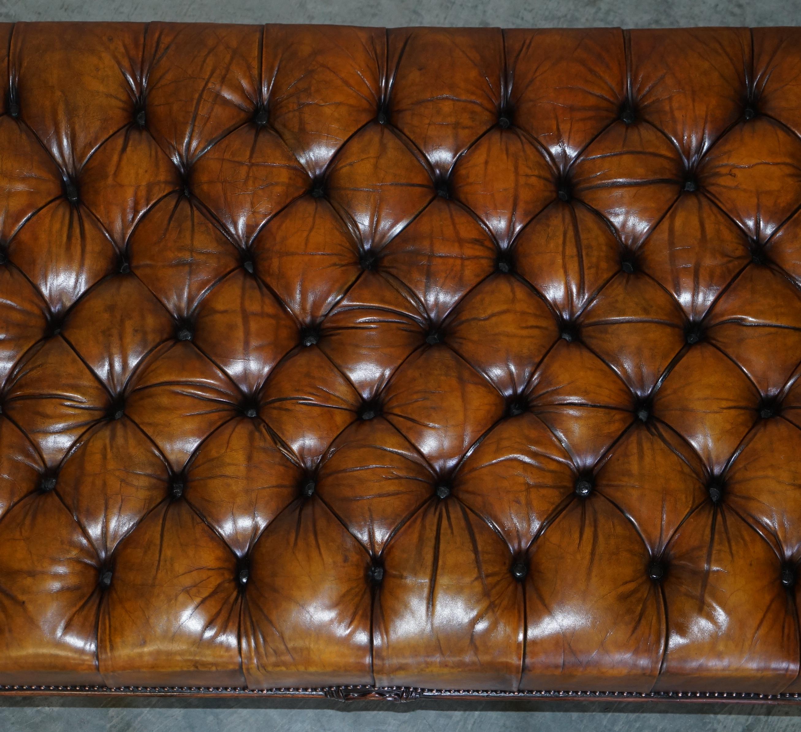 Grand repose-pieds en forme de cœur en cuir marron teint à la main Chesterfield entièrement restauré en vente 3