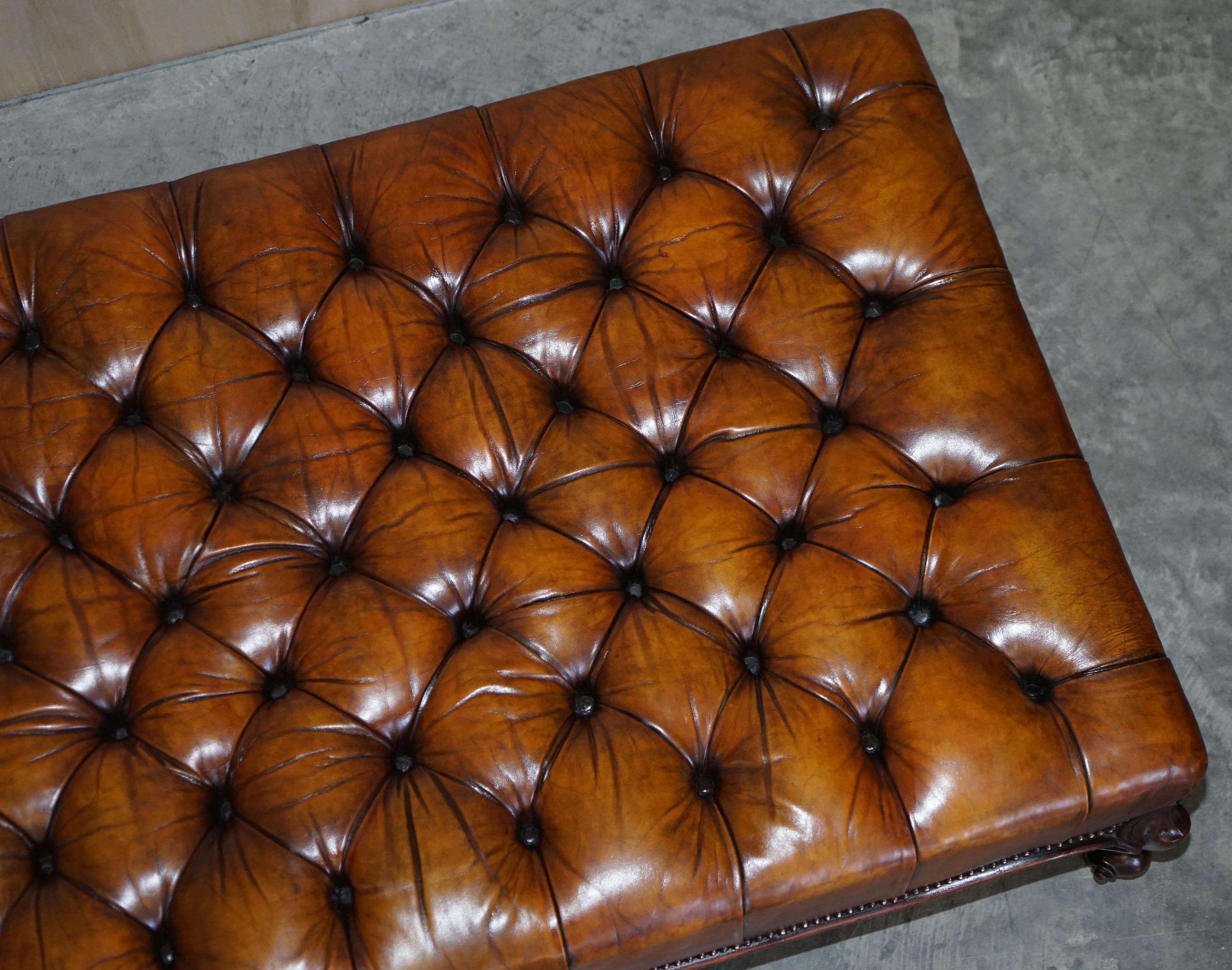 Grand repose-pieds en forme de cœur en cuir marron teint à la main Chesterfield entièrement restauré en vente 4