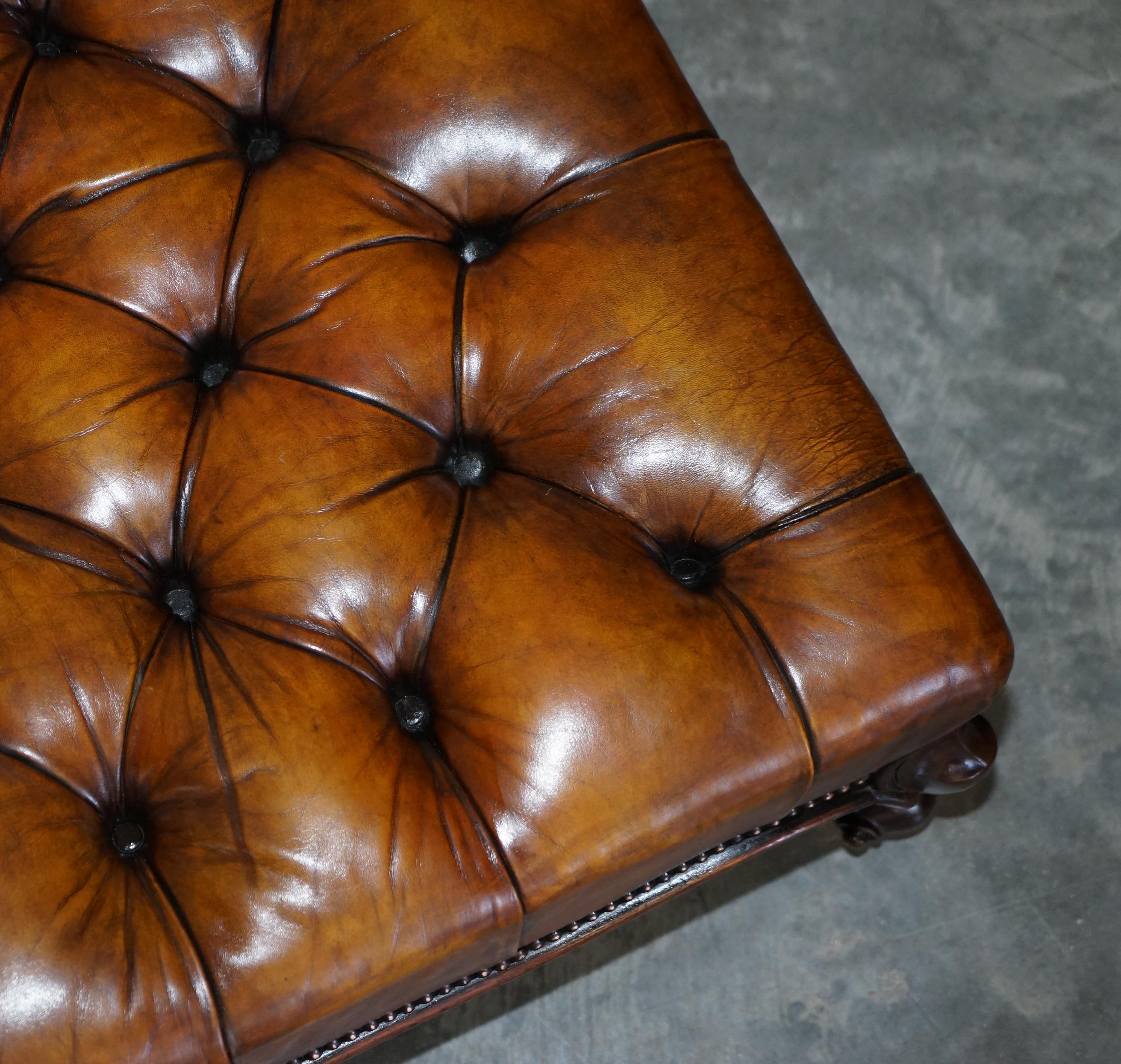 Grand repose-pieds en forme de cœur en cuir marron teint à la main Chesterfield entièrement restauré en vente 5
