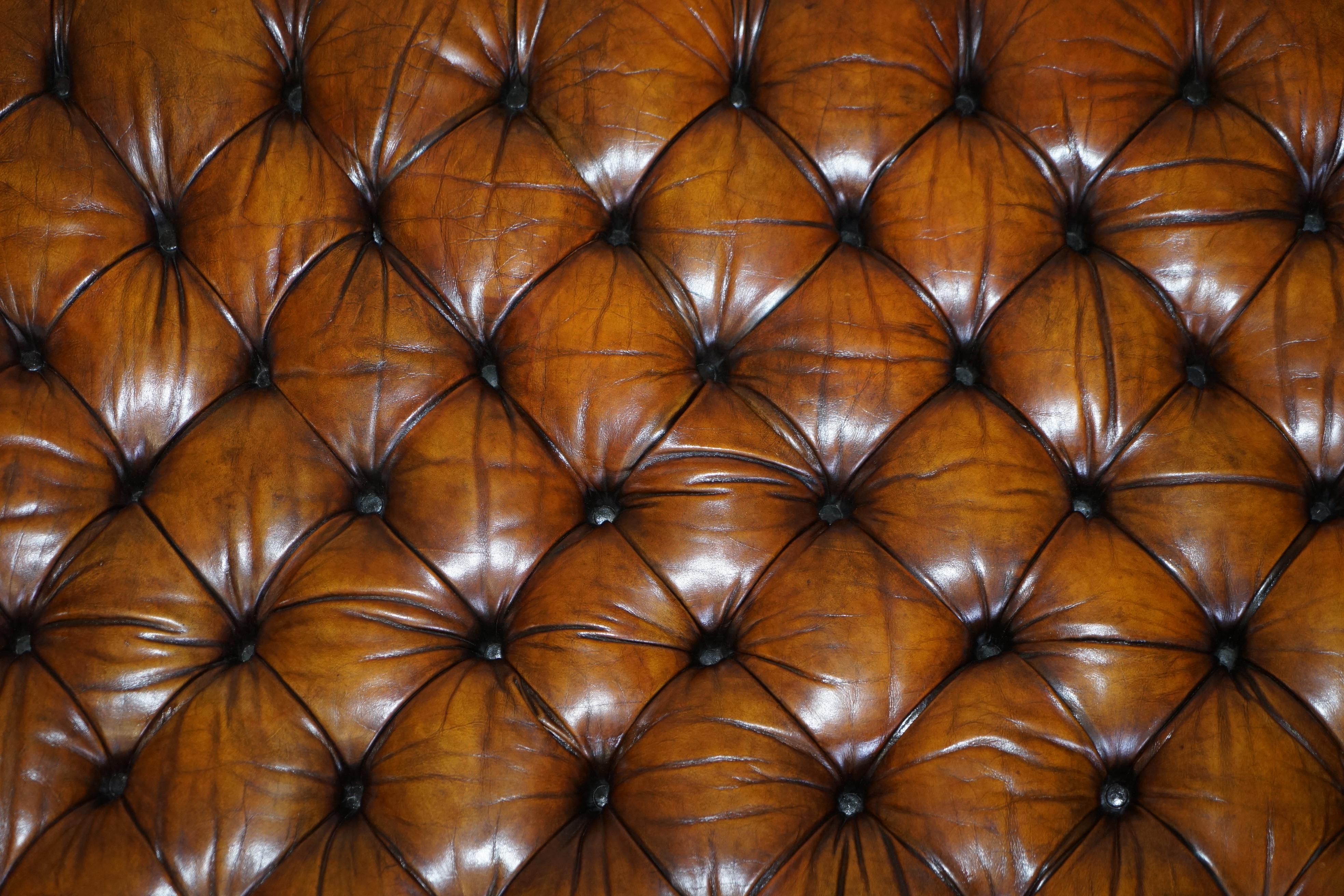 Grand repose-pieds en forme de cœur en cuir marron teint à la main Chesterfield entièrement restauré en vente 6