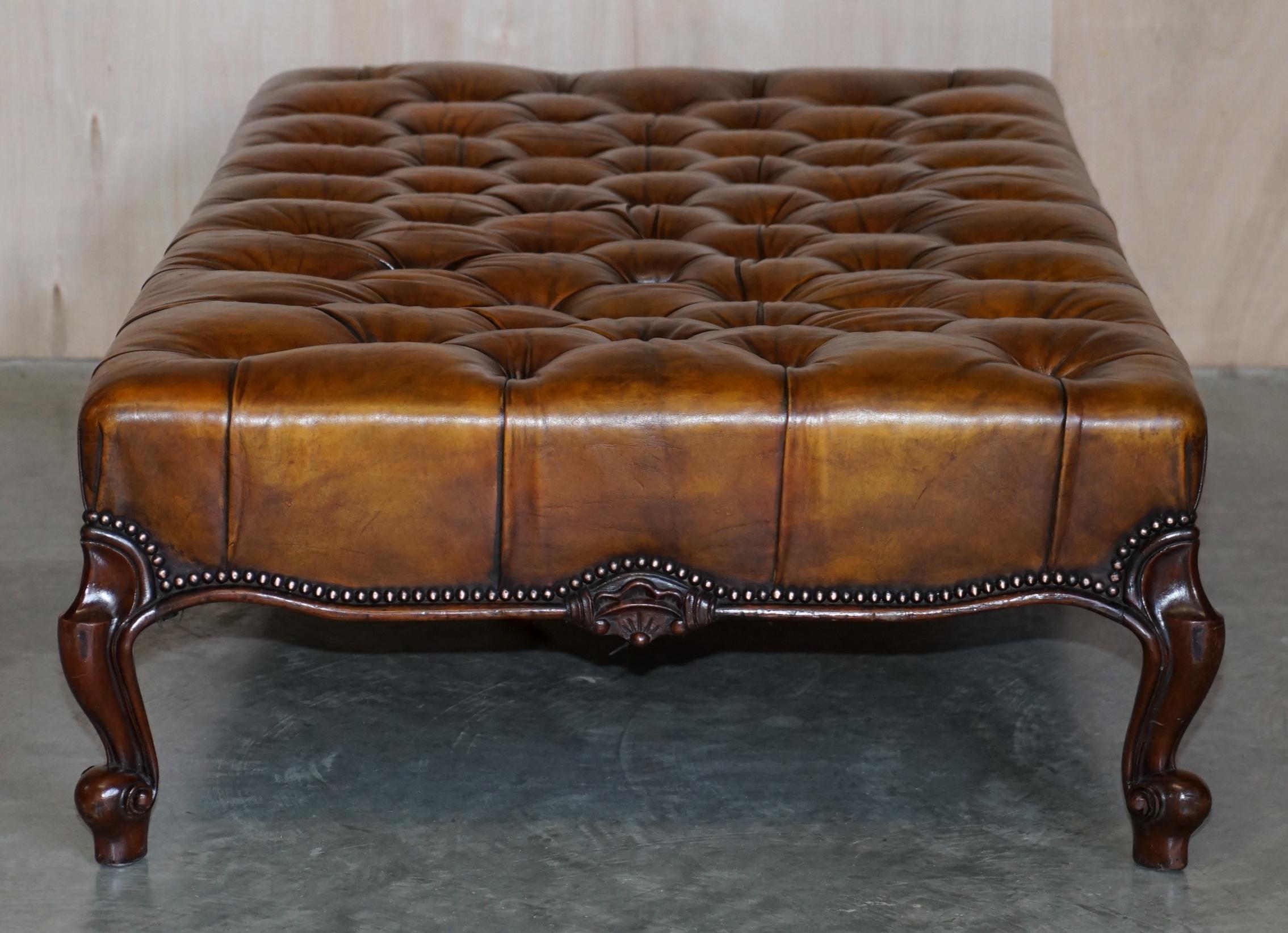 Grand repose-pieds en forme de cœur en cuir marron teint à la main Chesterfield entièrement restauré en vente 7