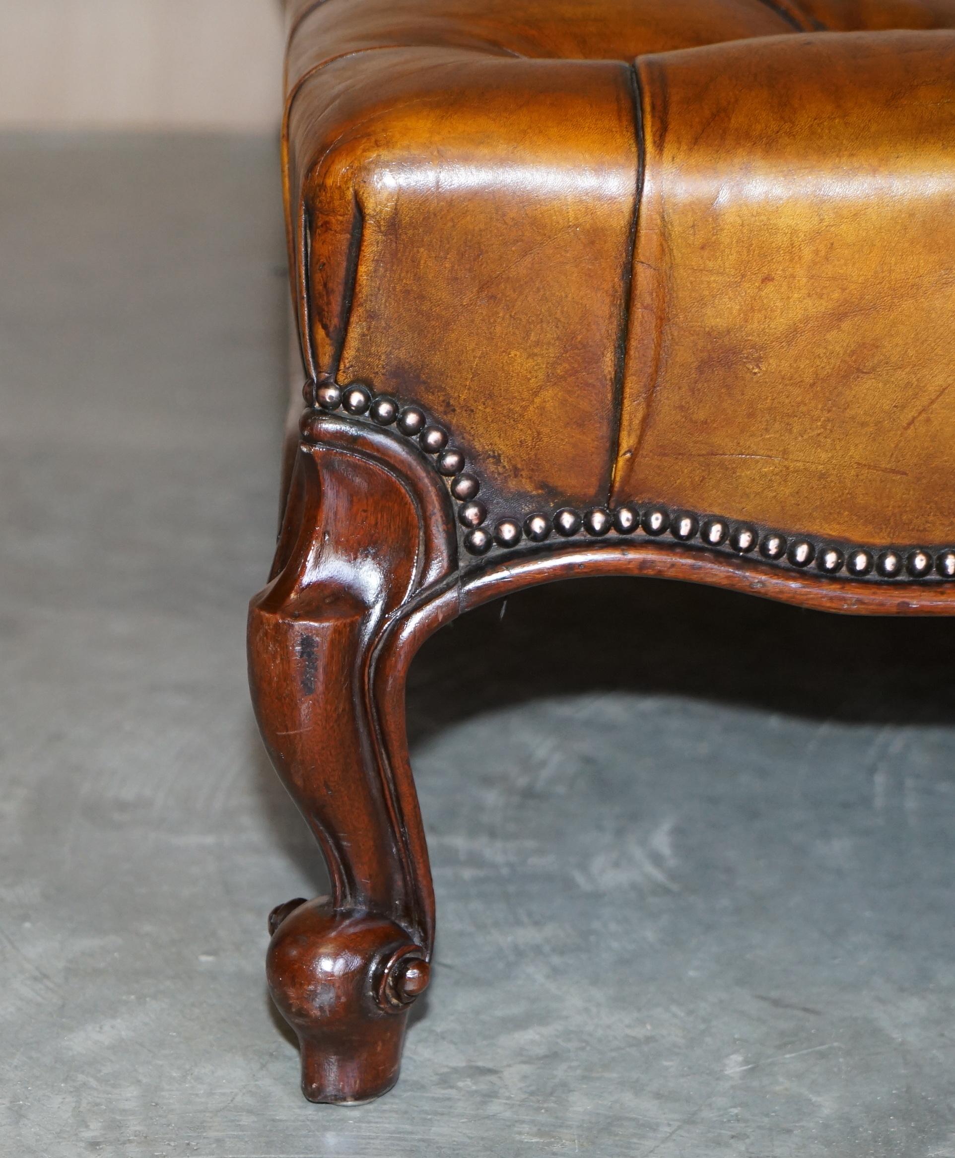 Grand repose-pieds en forme de cœur en cuir marron teint à la main Chesterfield entièrement restauré en vente 8