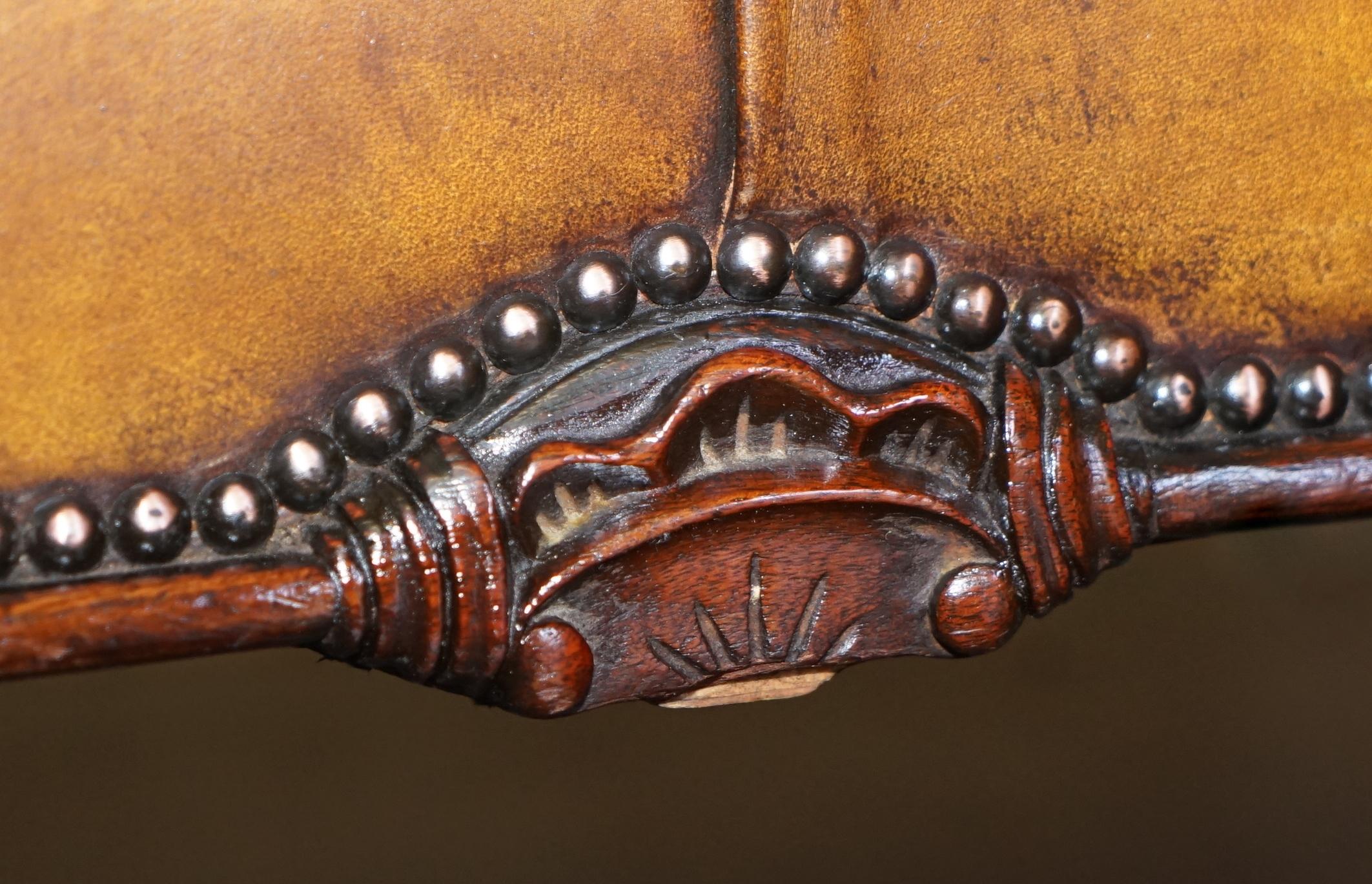 XIXe siècle Grand repose-pieds en forme de cœur en cuir marron teint à la main Chesterfield entièrement restauré en vente