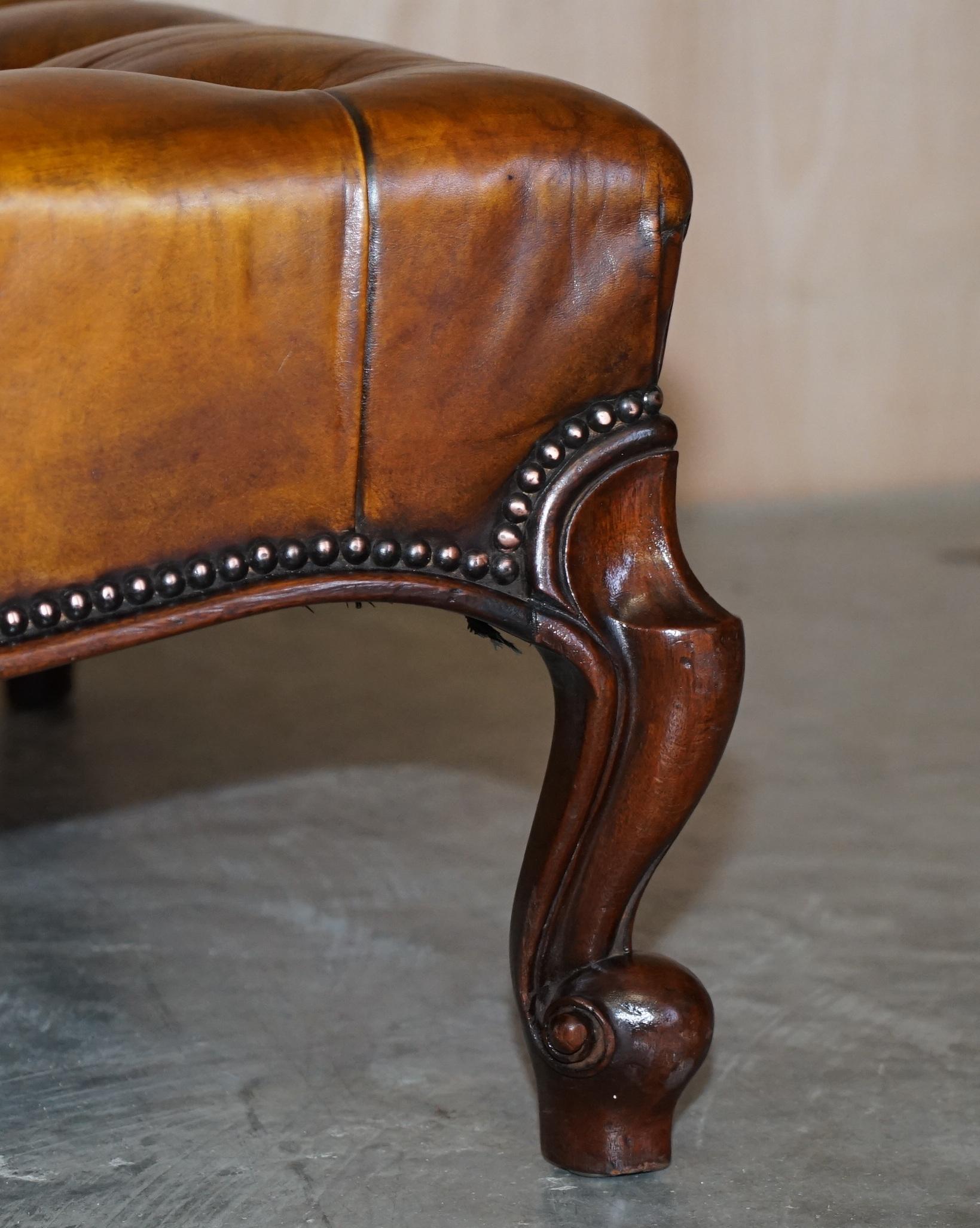 Cuir Grand repose-pieds en forme de cœur en cuir marron teint à la main Chesterfield entièrement restauré en vente