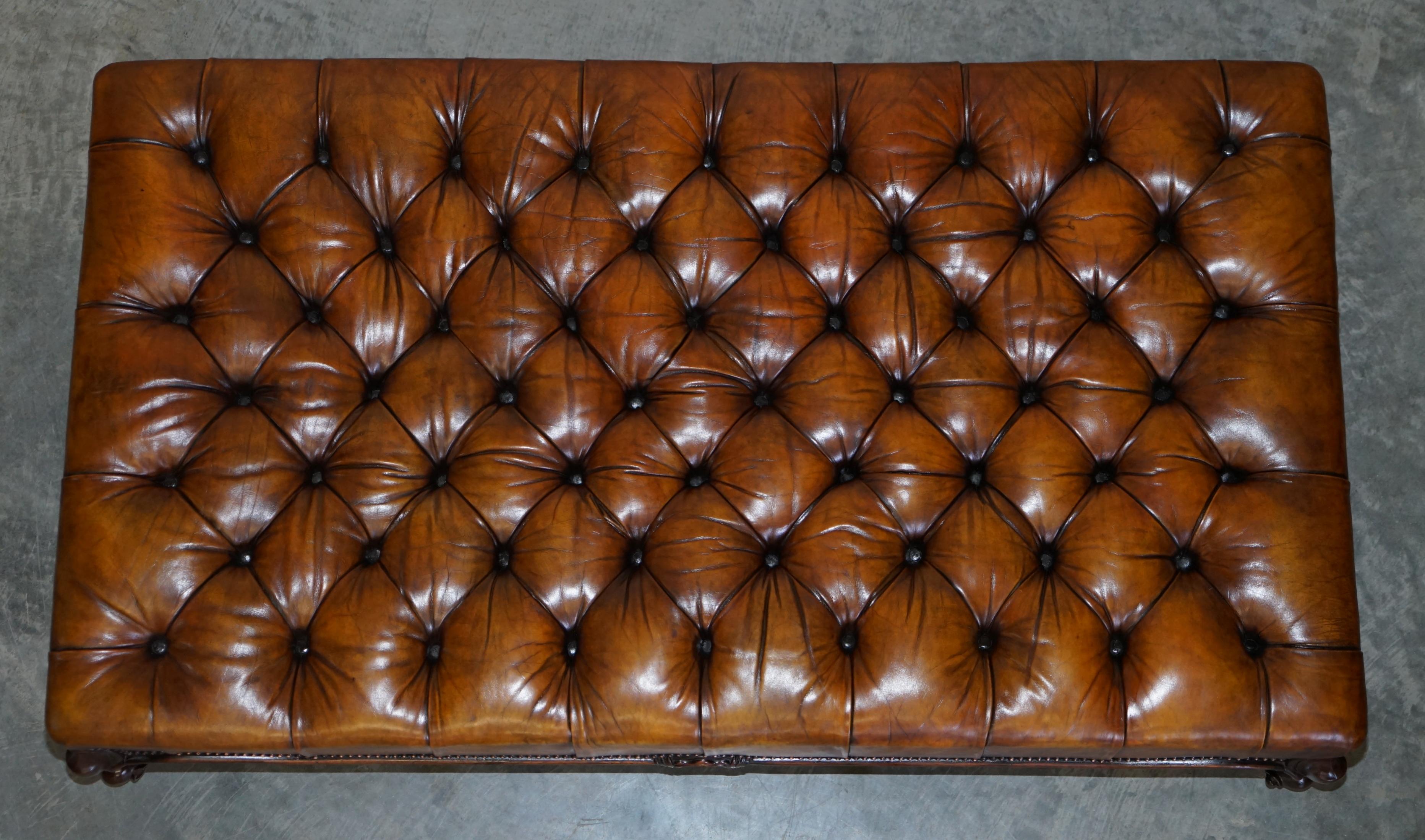 Grand repose-pieds en forme de cœur en cuir marron teint à la main Chesterfield entièrement restauré en vente 1