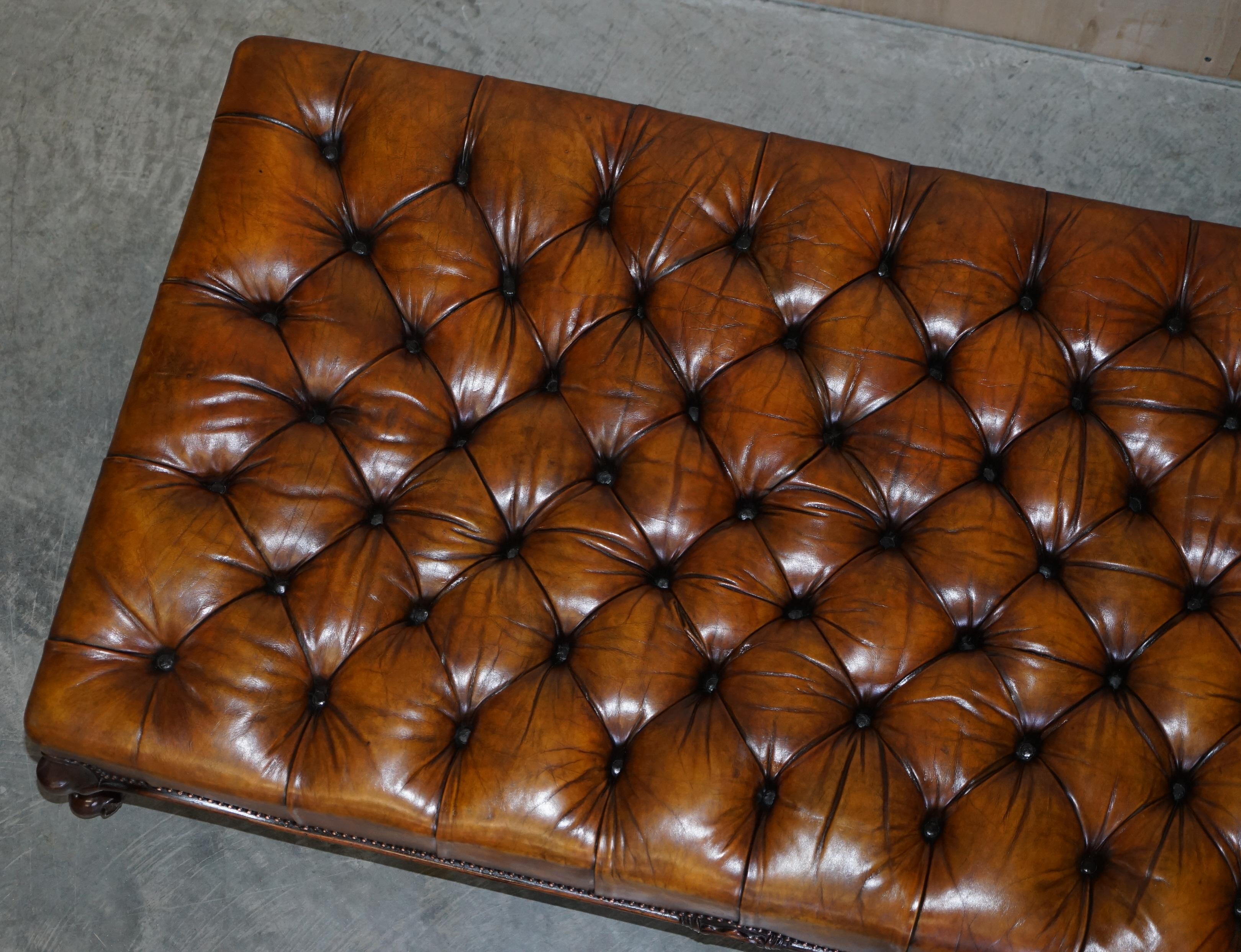 Grand repose-pieds en forme de cœur en cuir marron teint à la main Chesterfield entièrement restauré en vente 2
