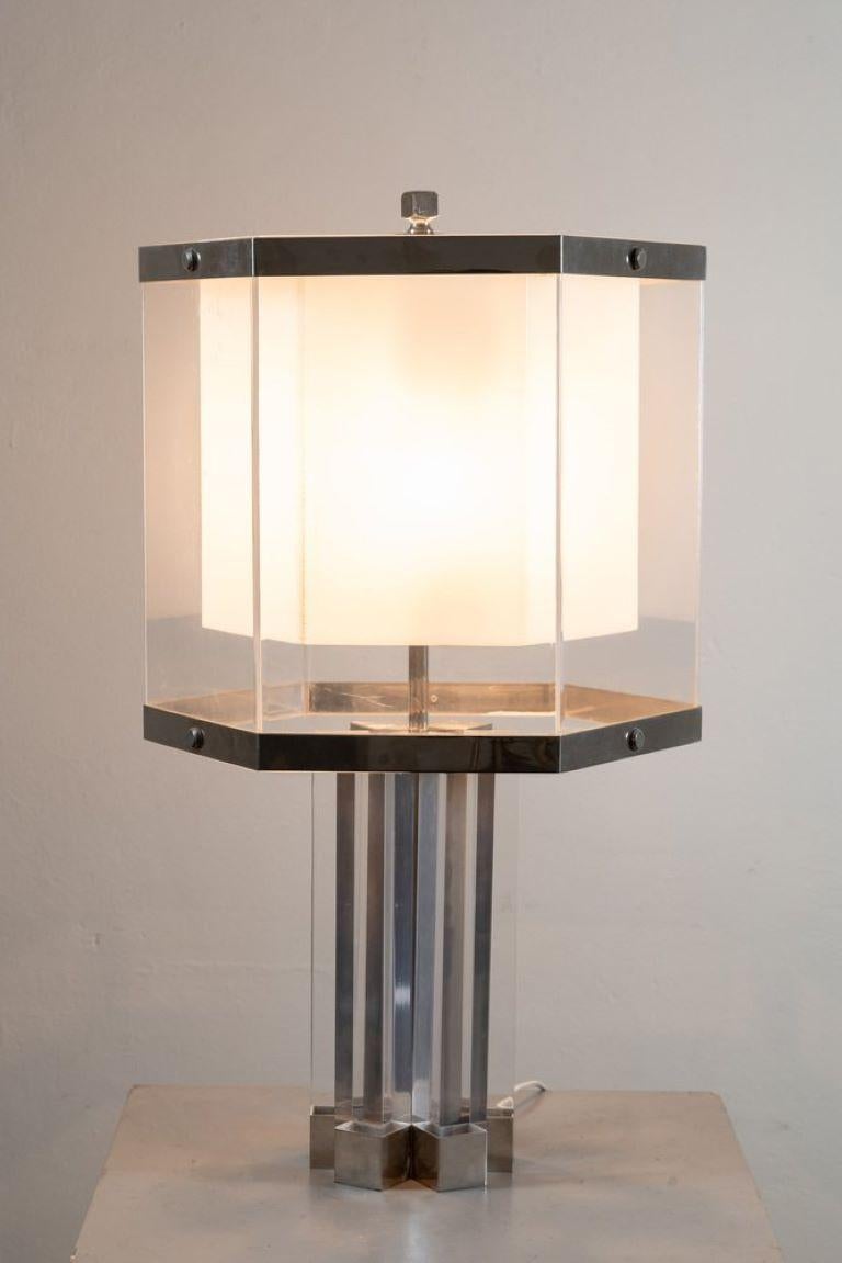 Große Tischlampe aus versilbertem Metall und dickem Plexiglas, eine Lampe, die die schöne Dekoration und die Klasse und Eleganz der 1970er Jahre repräsentiert.
Eine malerische und elegante Lampe, die jedem auffällt, der den Raum, in dem sie steht,