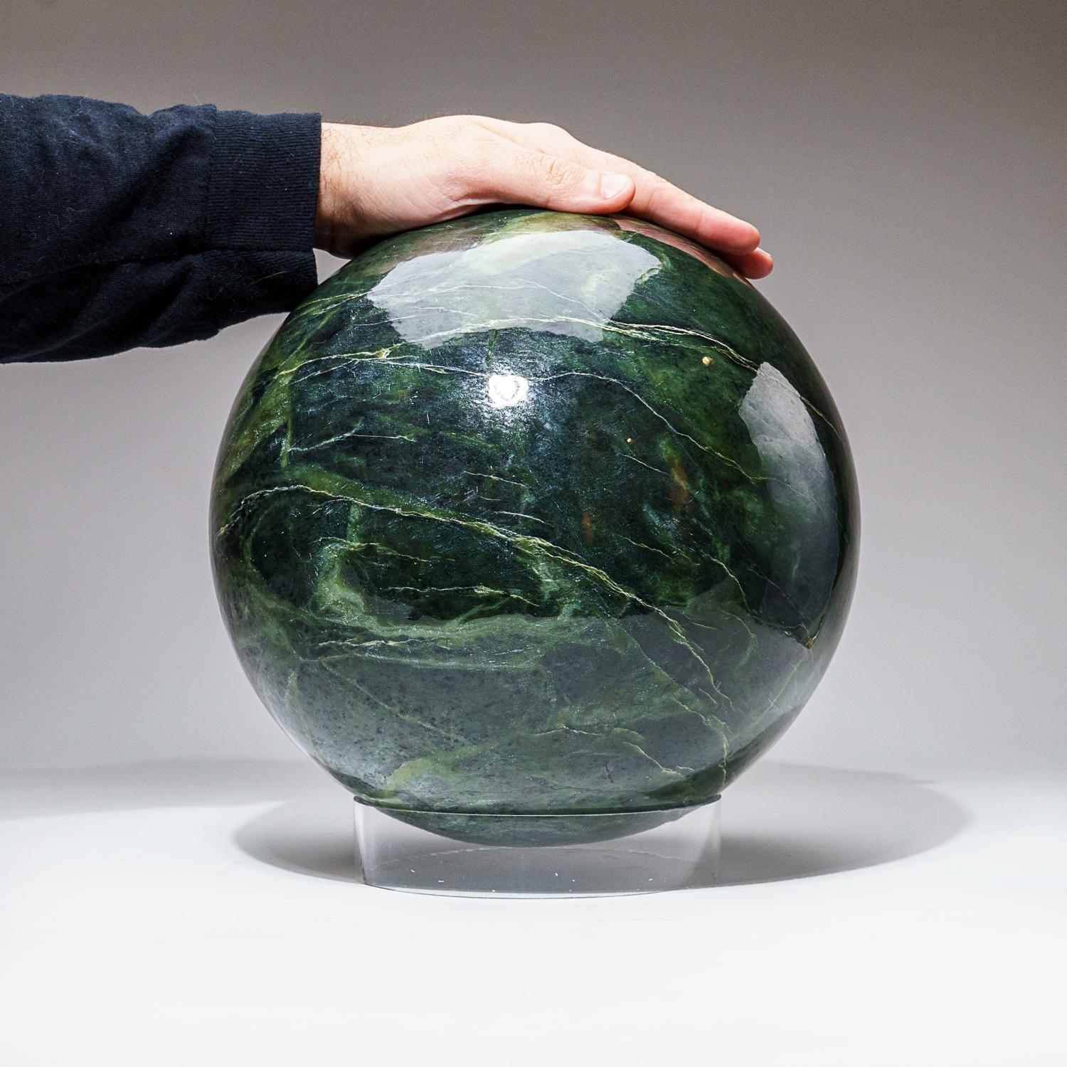 Énorme sphère de jade néphrite de qualité AAA sur un présentoir en acrylique. Cette magnifique pièce est polie à la main à partir d'un morceau massif de jade néphrite naturel. Il présente une excellente brillance, un motif étonnant et constitue un