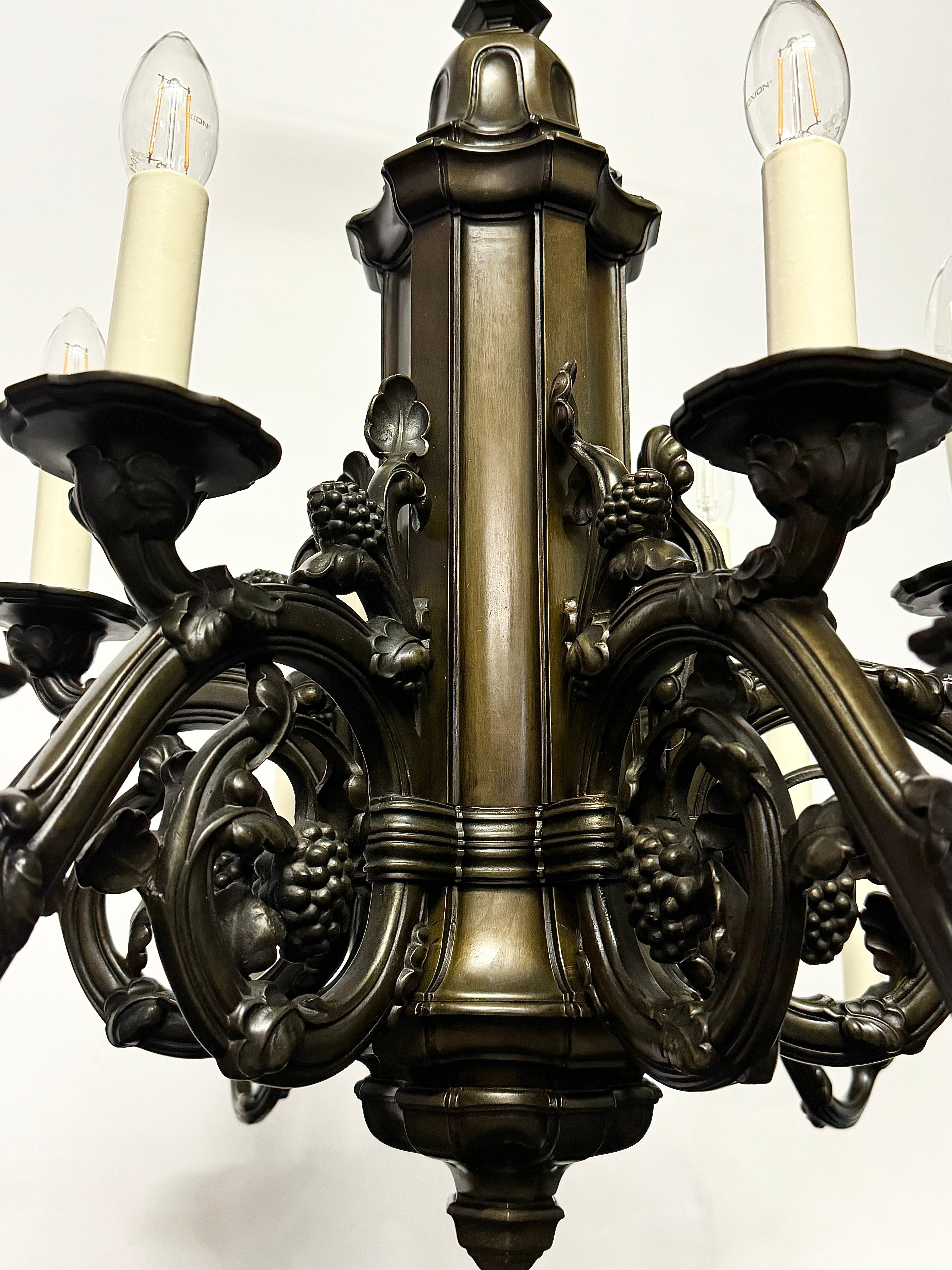 Enorme Art Nouveau alemán  Araña de bronce, hacia 1900 Patinado en venta