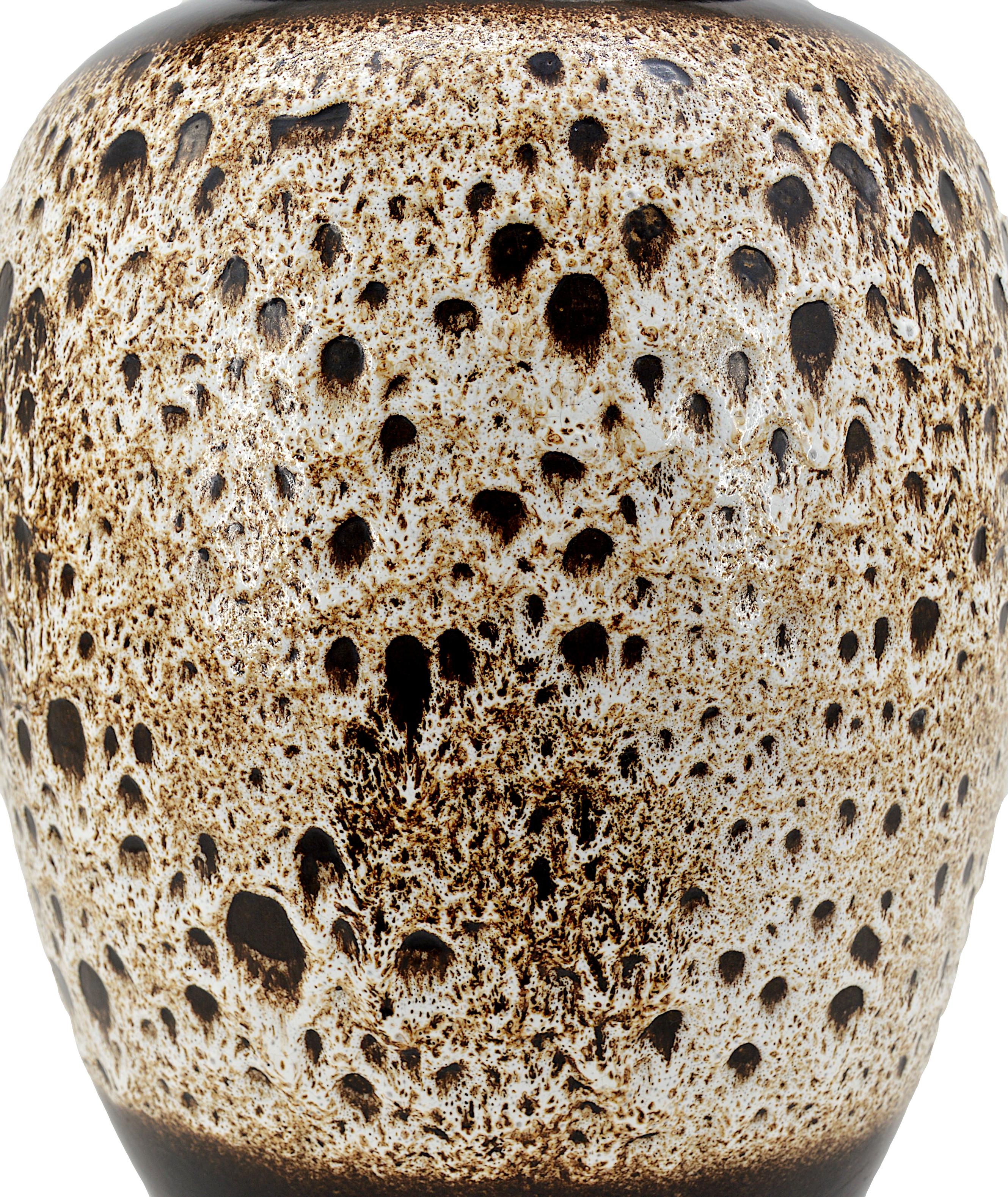 Énorme vase de sol en céramique allemand du milieu du siècle, Allemagne, début des années 1970. Mesures : Hauteur : 51.5cm - 20.3 in., Diamètre : 37cm - 14.6 in. Marqué 
