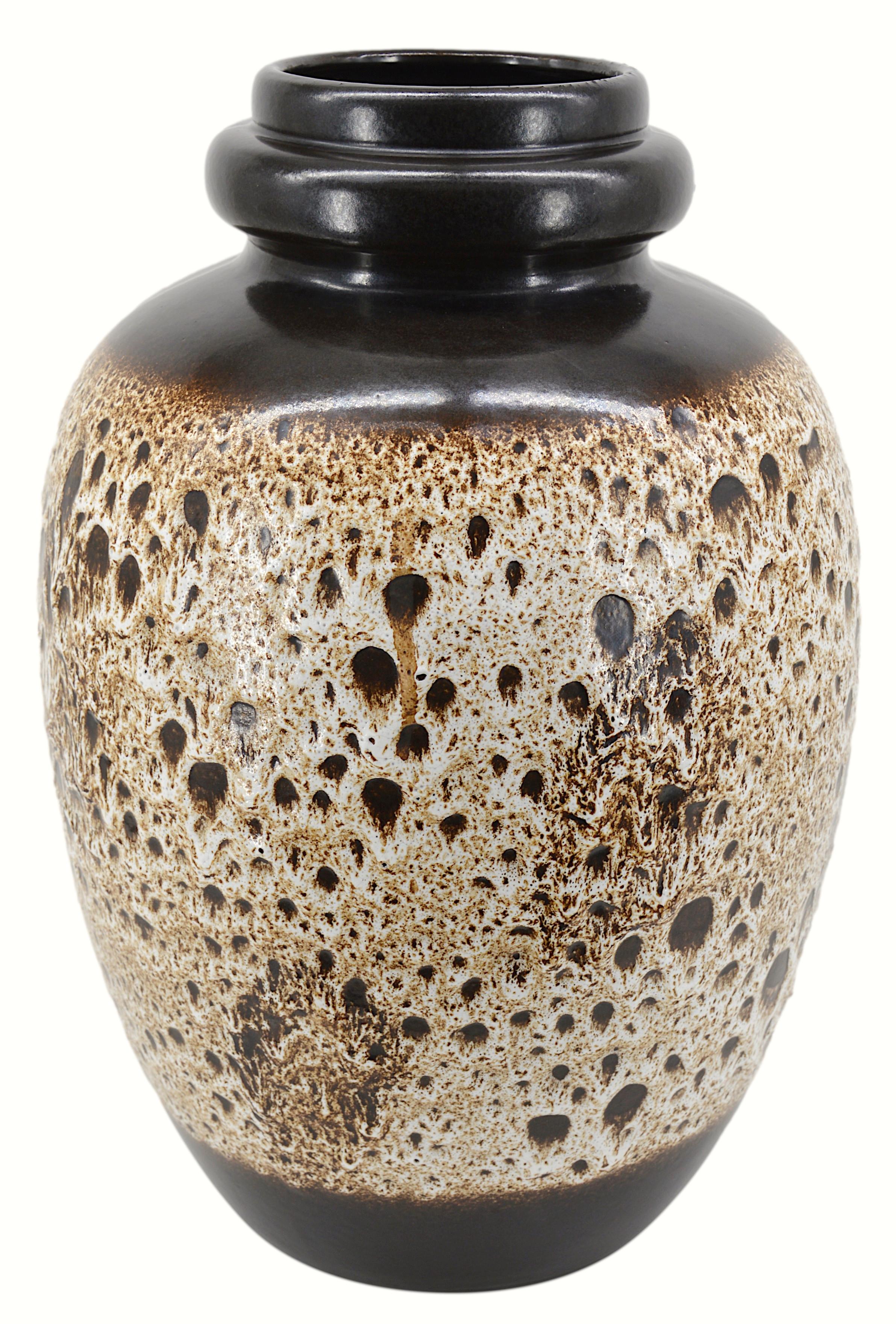 Enorme vaso da terra tedesco di metà secolo in ceramica, Germania, primi anni '70. Misure: Altezza: 51,5 cm, Diametro: 37 cm. Marcato 