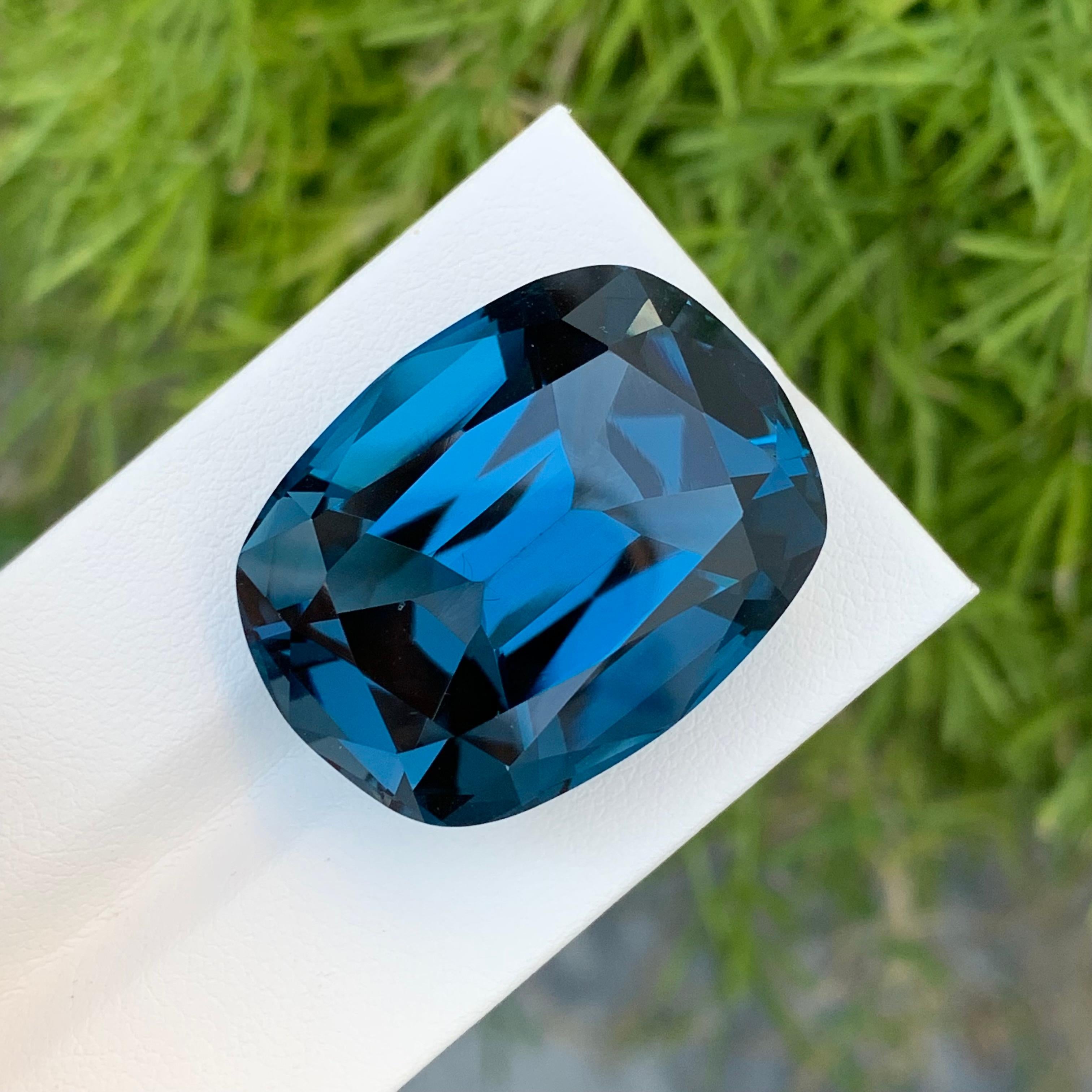 Huge Gigantic 77.15 Carats Loose Dark London Blue Topaz Gemstone  In New Condition For Sale In Peshawar, PK