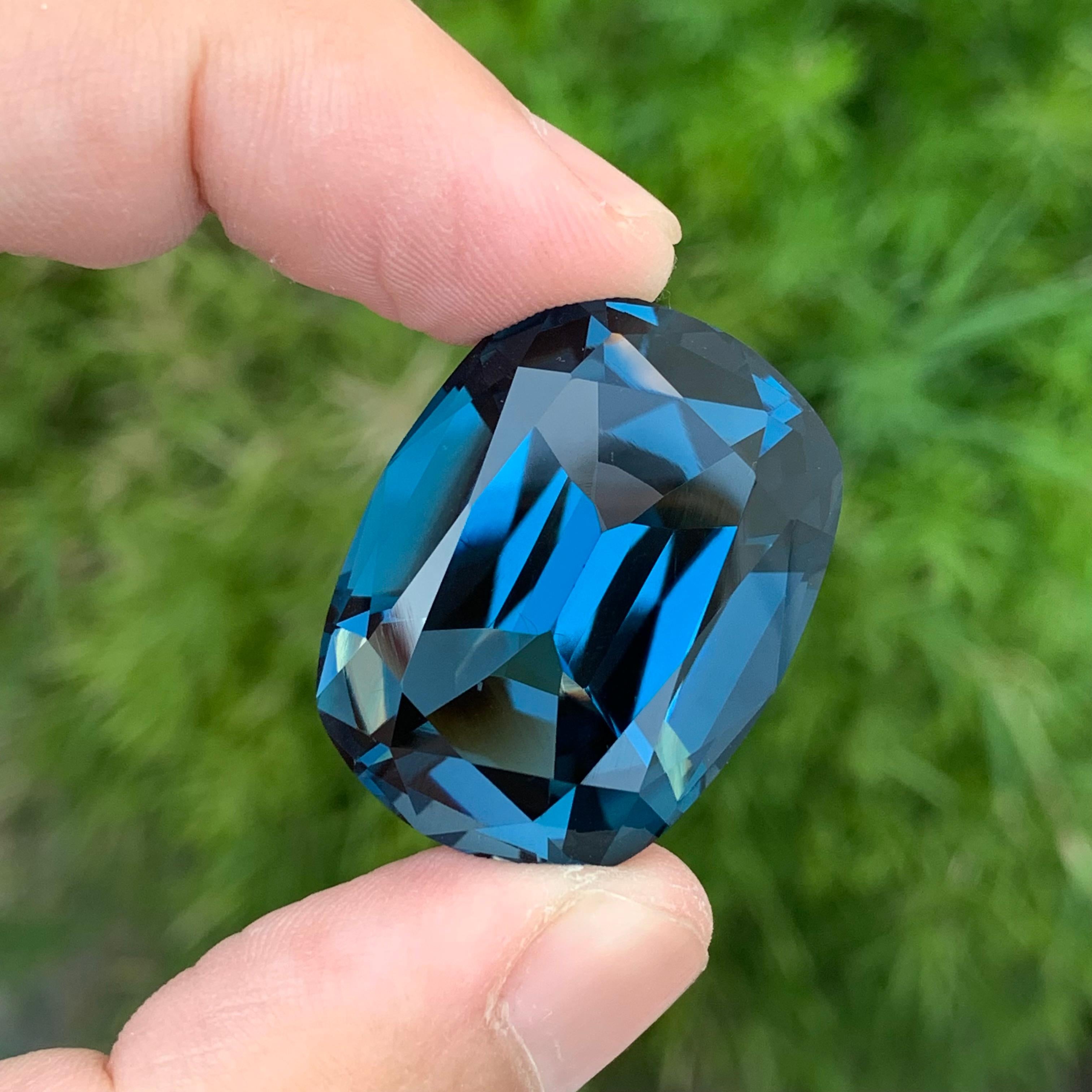 Huge Gigantic 77.15 Carats Loose Dark London Blue Topaz Gemstone  For Sale 3