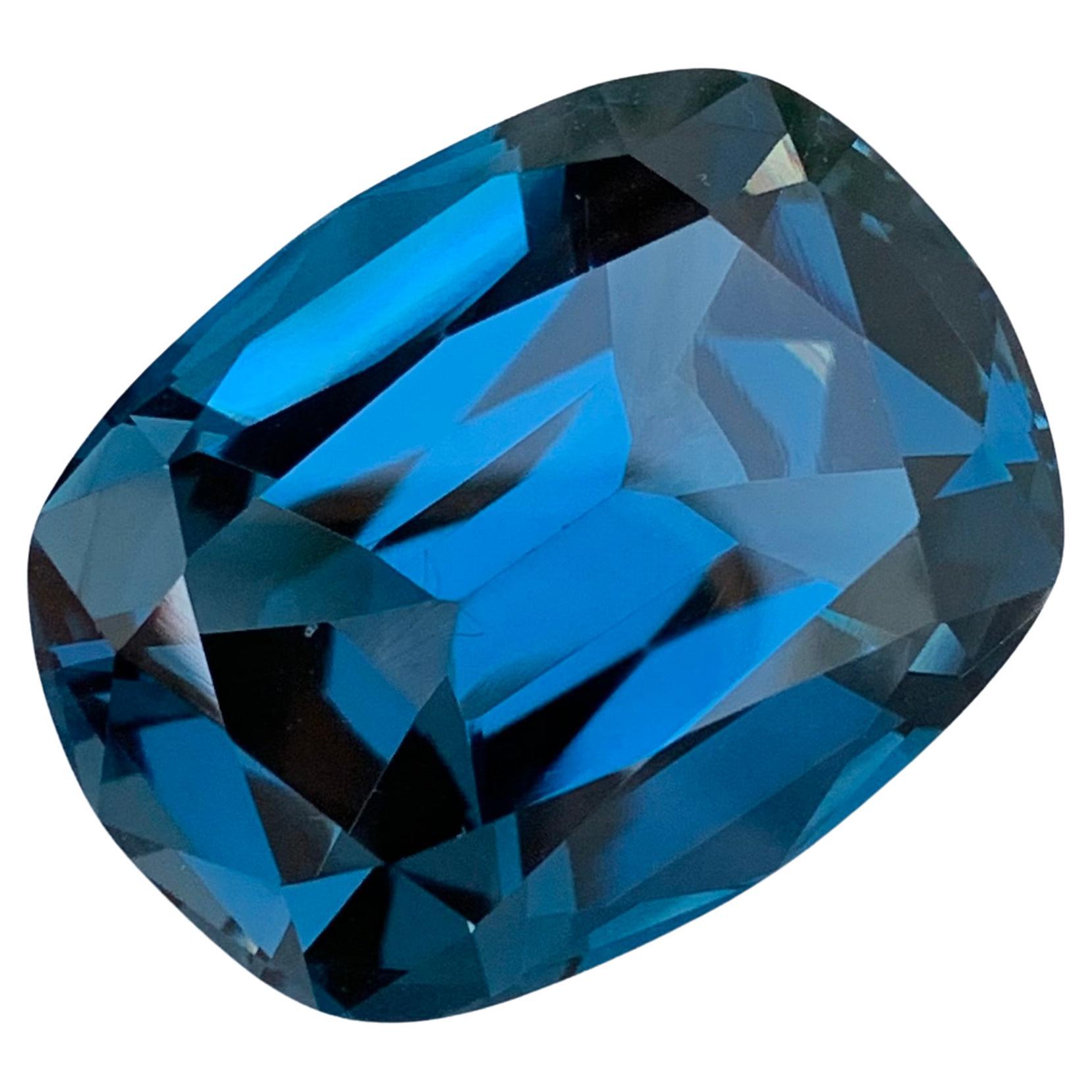 Grande pierre précieuse topaze bleu Londres foncée 77,15 carats non sertie 