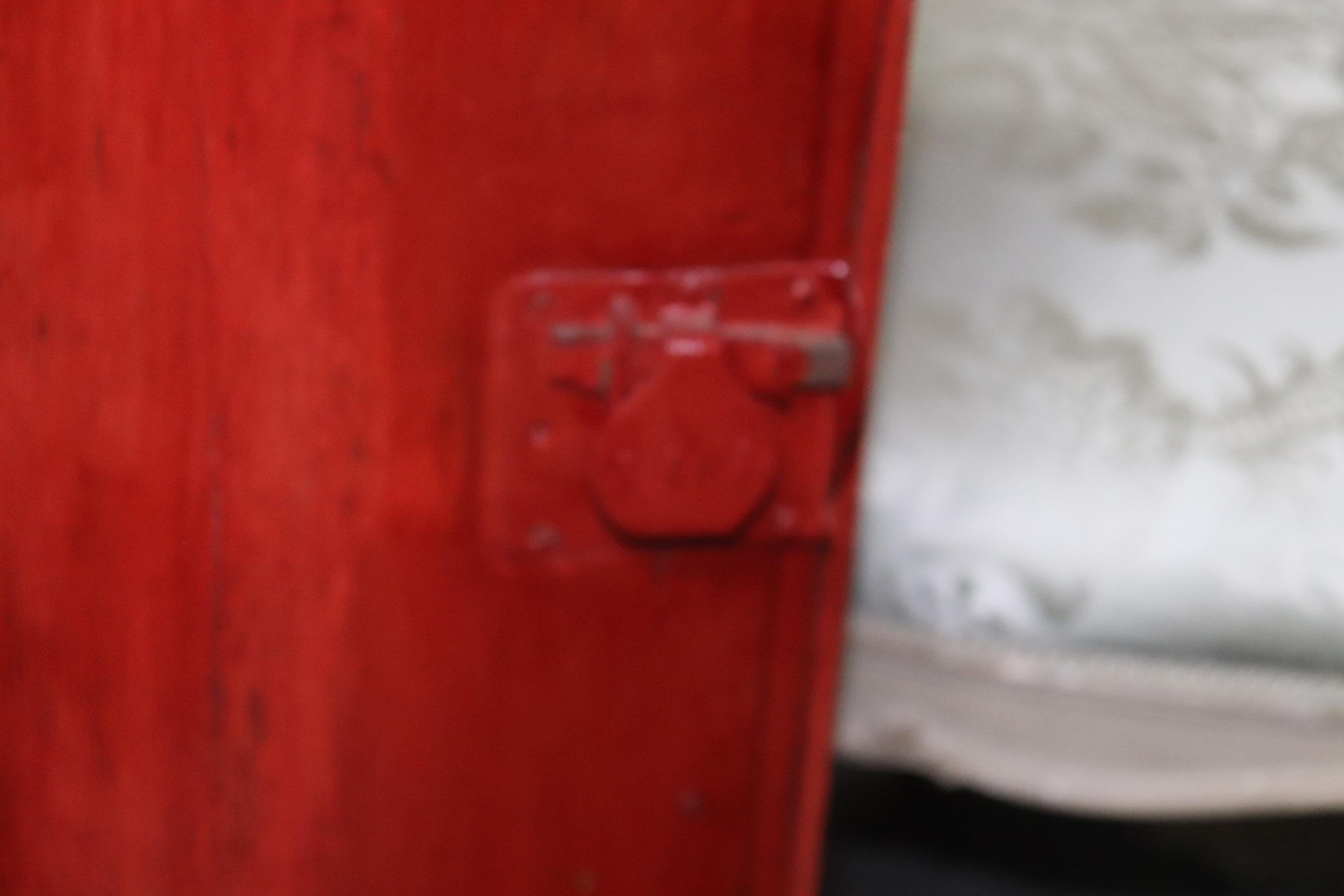 Grande commode de bureau française d'époque Louis XV en marbre avec dessus doré et ébénisterie en vente 10